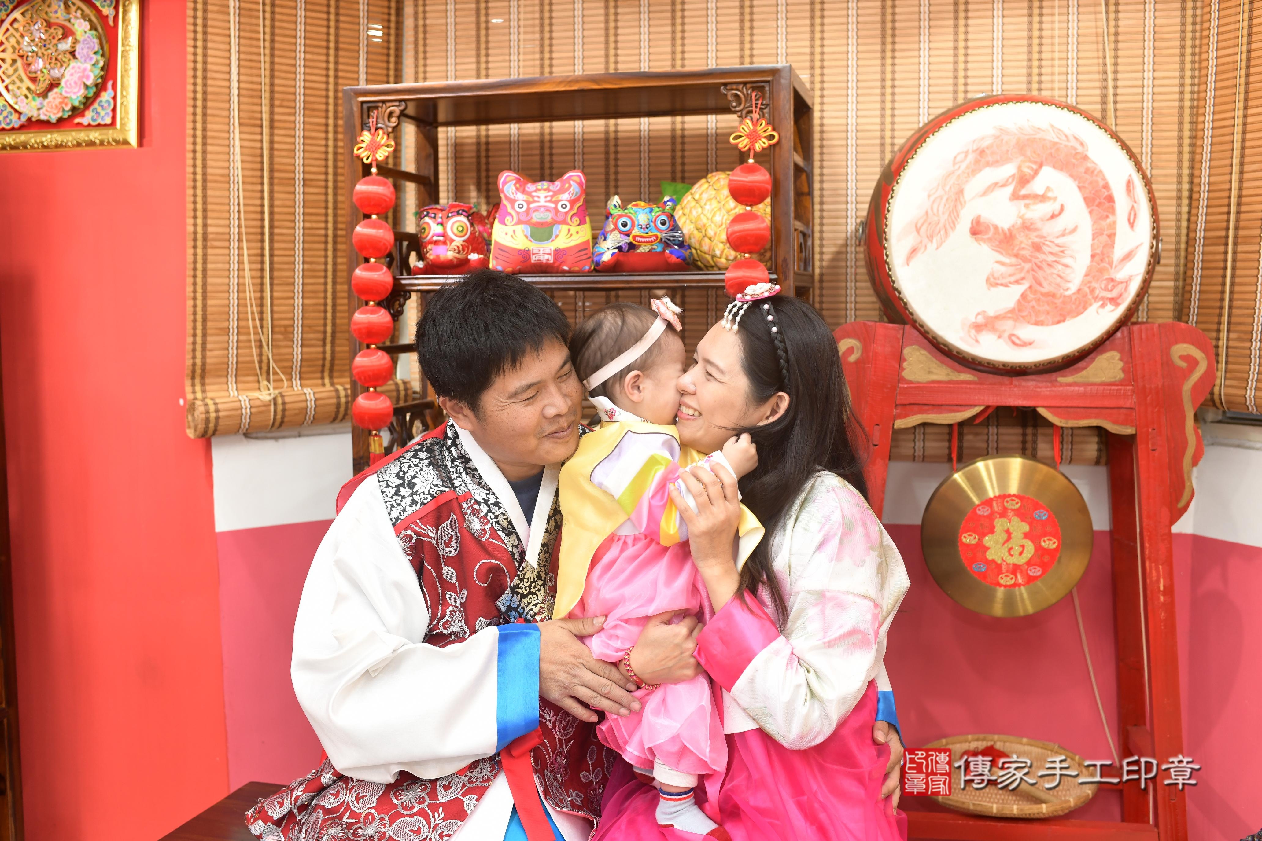 傳家手工印章高雄店、抓周、度脺、中國風會場、傳家嬰兒古禮、吉祥話、抓周道具物品24種、拍照。抓周證書。寶寶抓周、滿周歲、生日快樂、祝福