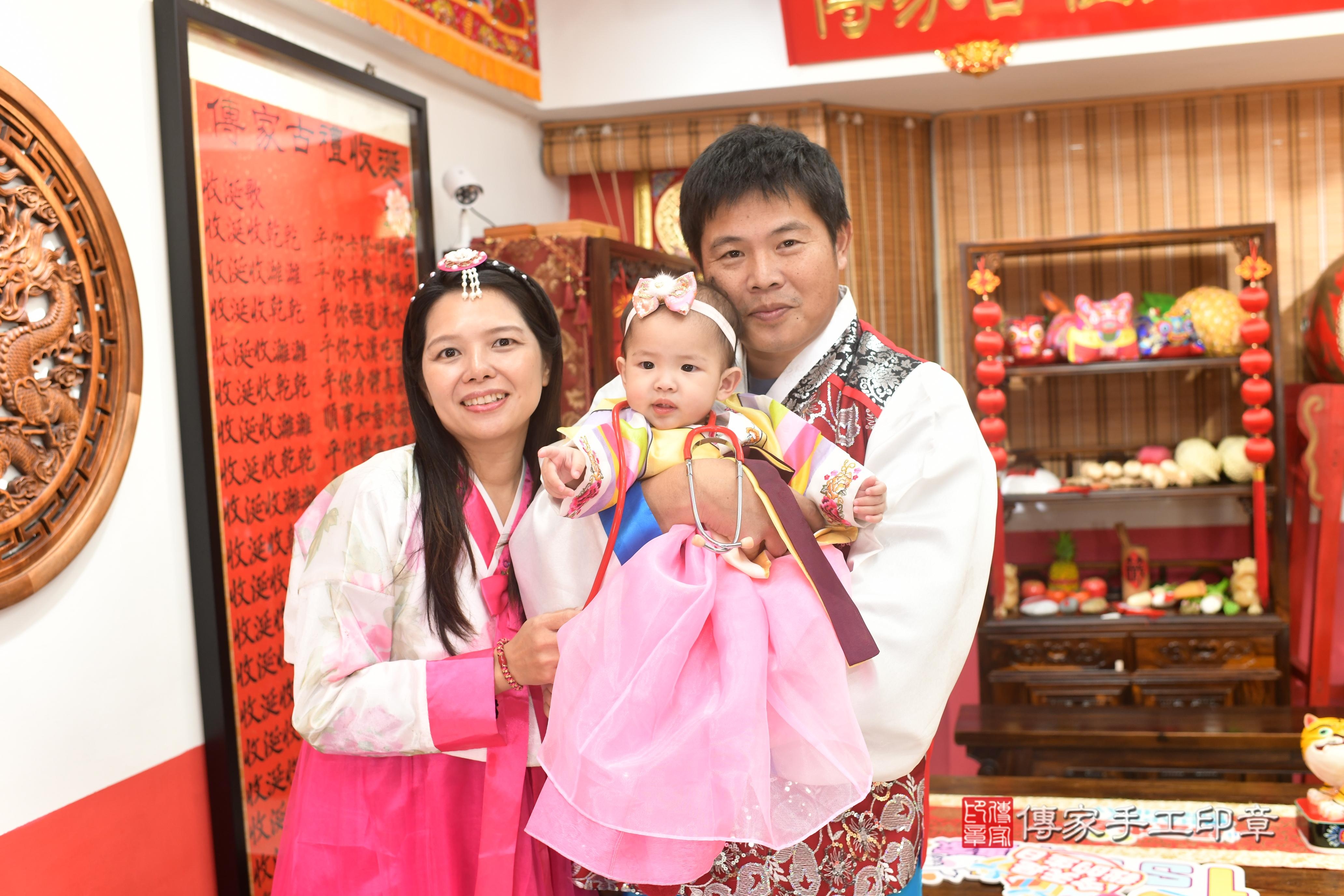 傳家手工印章高雄店、抓周、度脺、中國風會場、傳家嬰兒古禮、吉祥話、抓周道具物品24種、拍照。抓周證書。寶寶抓周、滿周歲、生日快樂、祝福