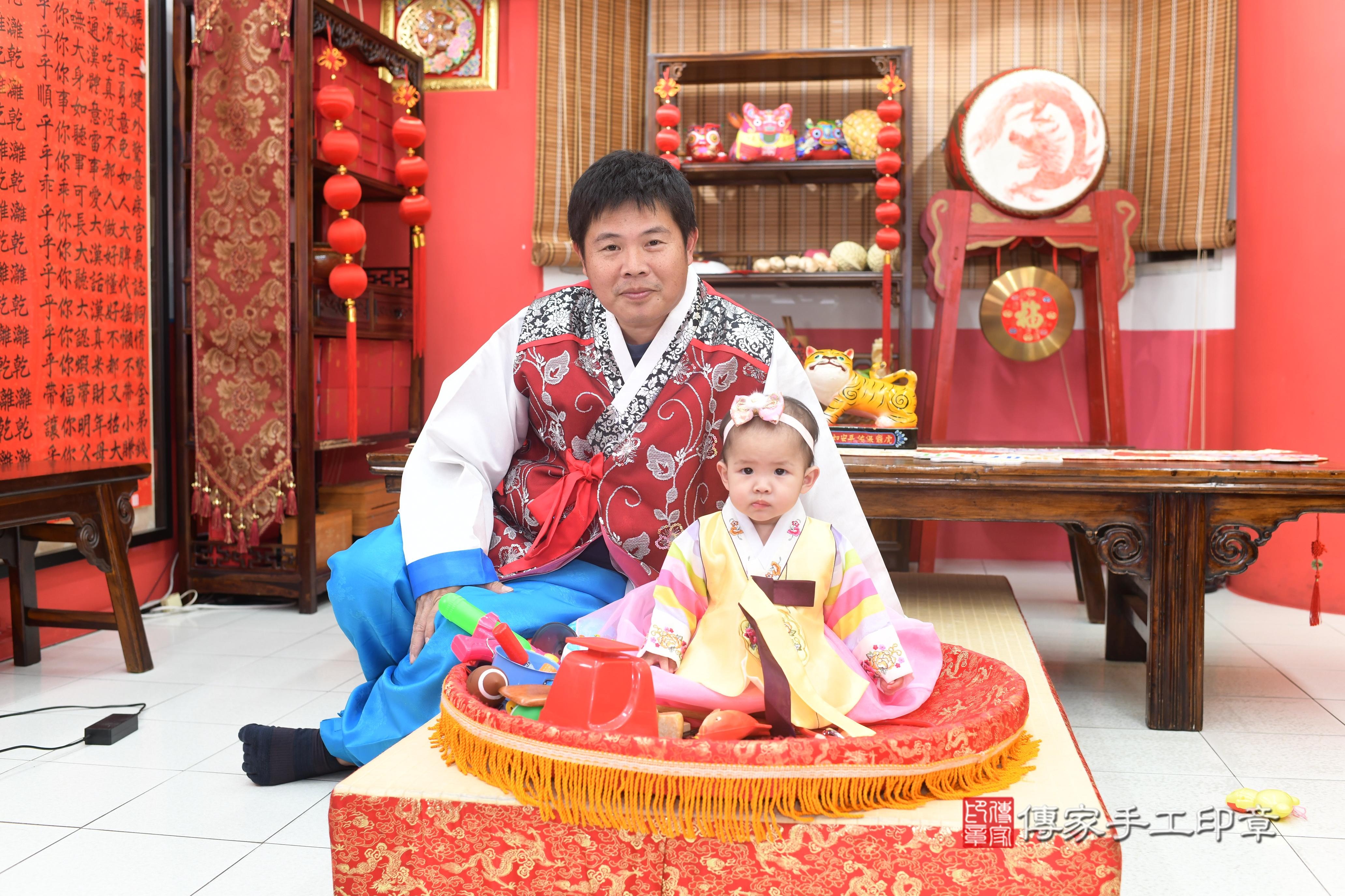 傳家手工印章高雄店、抓周、度脺、中國風會場、傳家嬰兒古禮、吉祥話、抓周道具物品24種、拍照。抓周證書。寶寶抓周、滿周歲、生日快樂、祝福