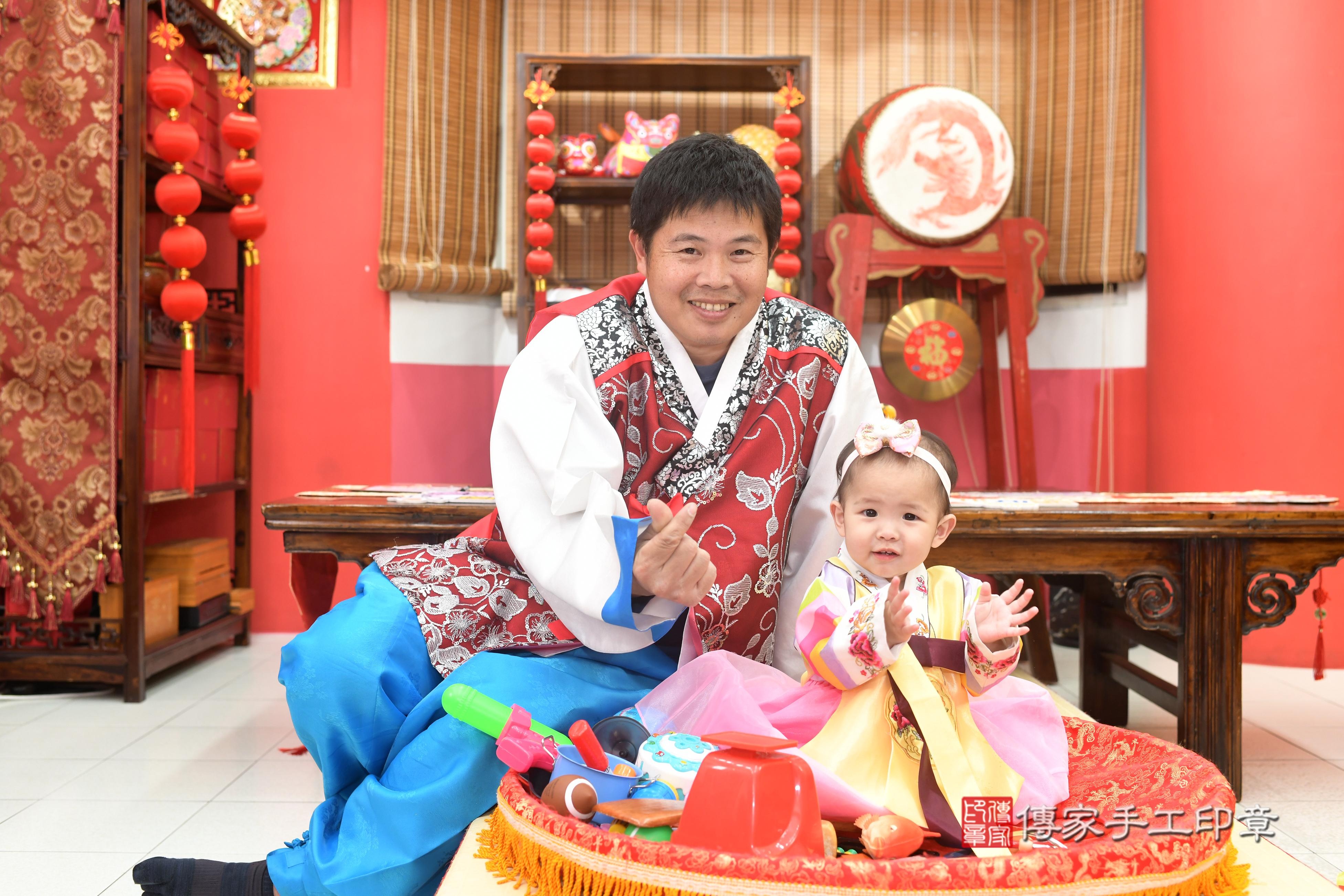 傳家手工印章高雄店、抓周、度脺、中國風會場、傳家嬰兒古禮、吉祥話、抓周道具物品24種、拍照。抓周證書。寶寶抓周、滿周歲、生日快樂、祝福