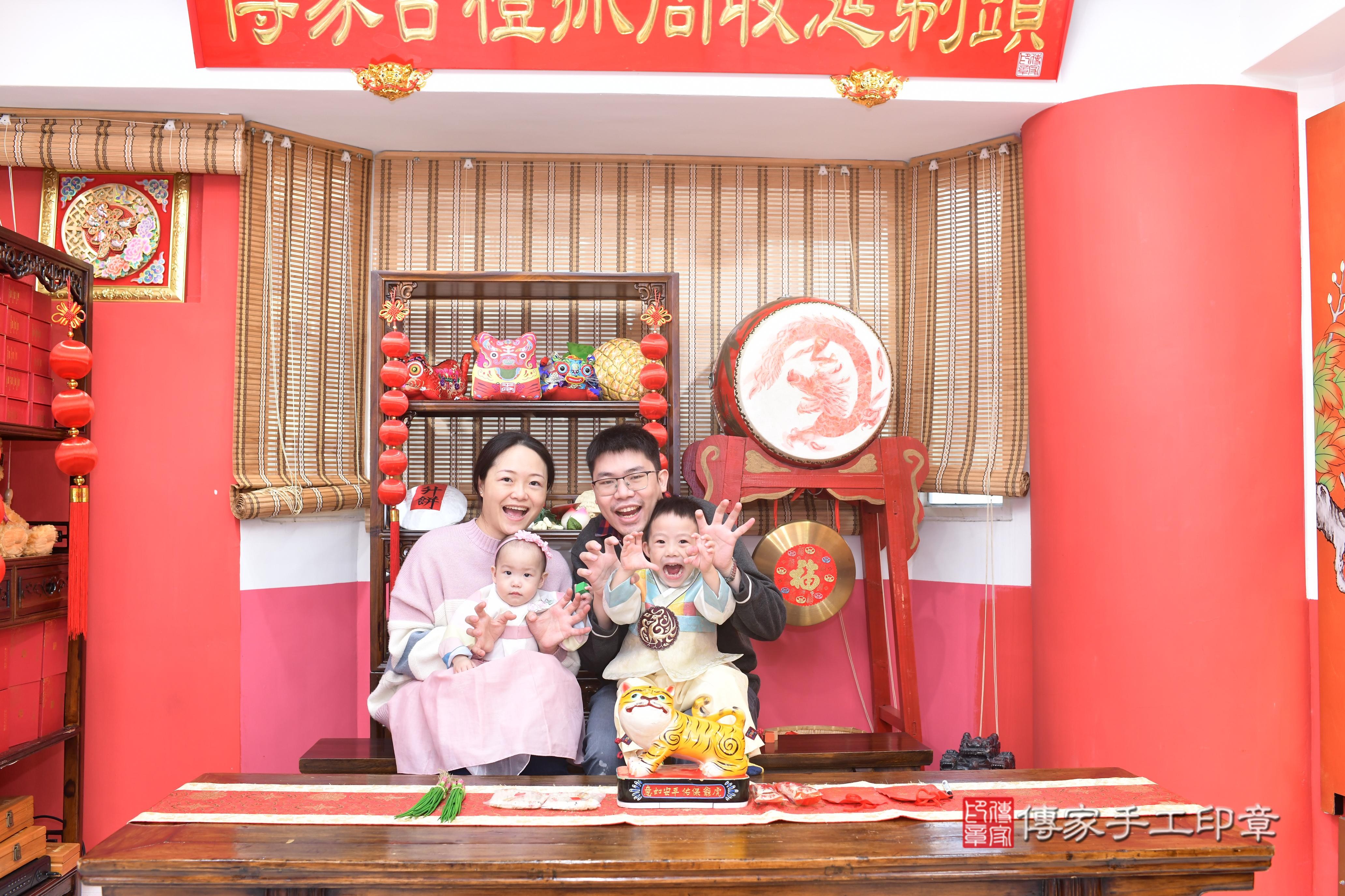 傳家手工印章高雄店、抓周、度脺、中國風會場、傳家嬰兒古禮、吉祥話、抓周道具物品24種、拍照。抓周證書。寶寶抓周、滿周歲、生日快樂、祝福