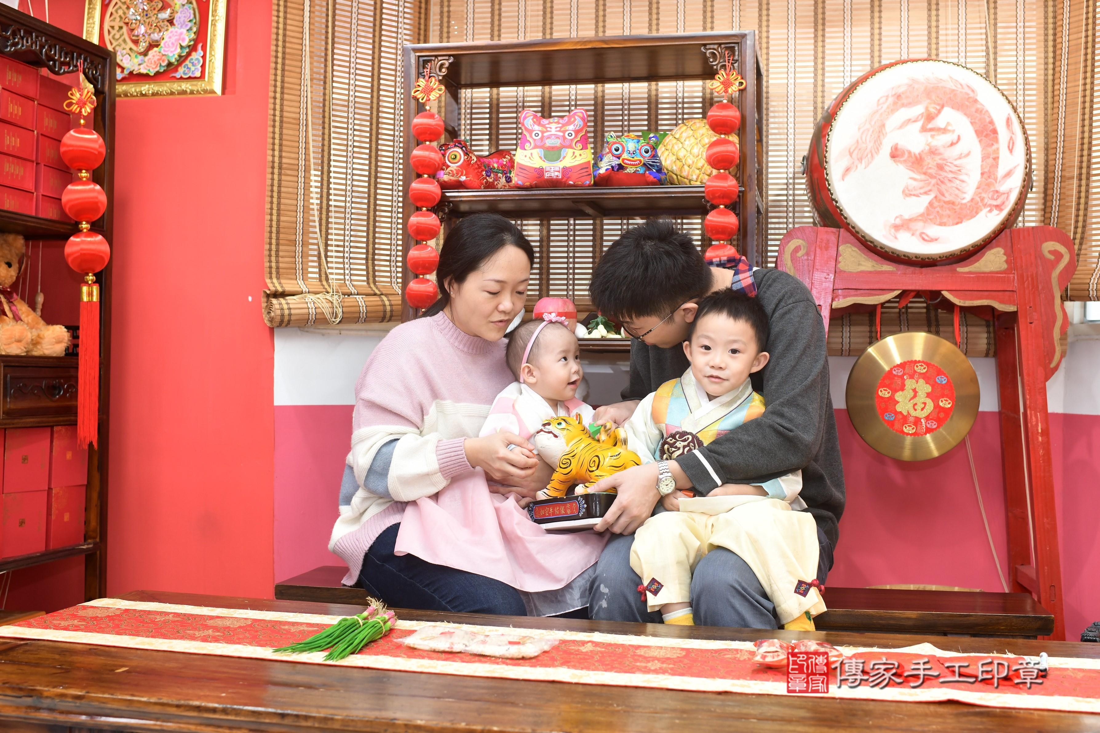 傳家手工印章高雄店、抓周、度脺、中國風會場、傳家嬰兒古禮、吉祥話、抓周道具物品24種、拍照。抓周證書。寶寶抓周、滿周歲、生日快樂、祝福