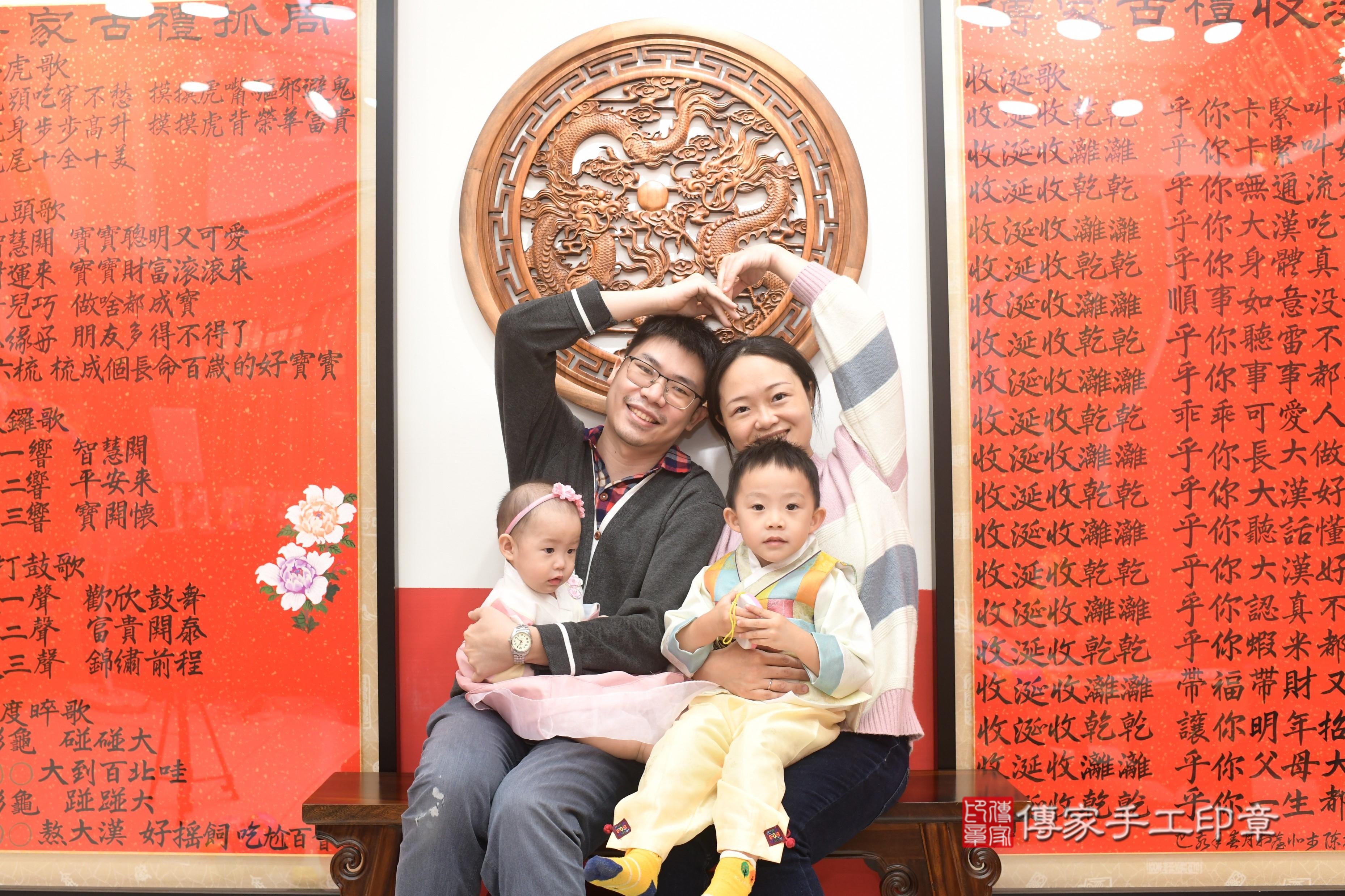 傳家手工印章高雄店、抓周、度脺、中國風會場、傳家嬰兒古禮、吉祥話、抓周道具物品24種、拍照。抓周證書。寶寶抓周、滿周歲、生日快樂、祝福