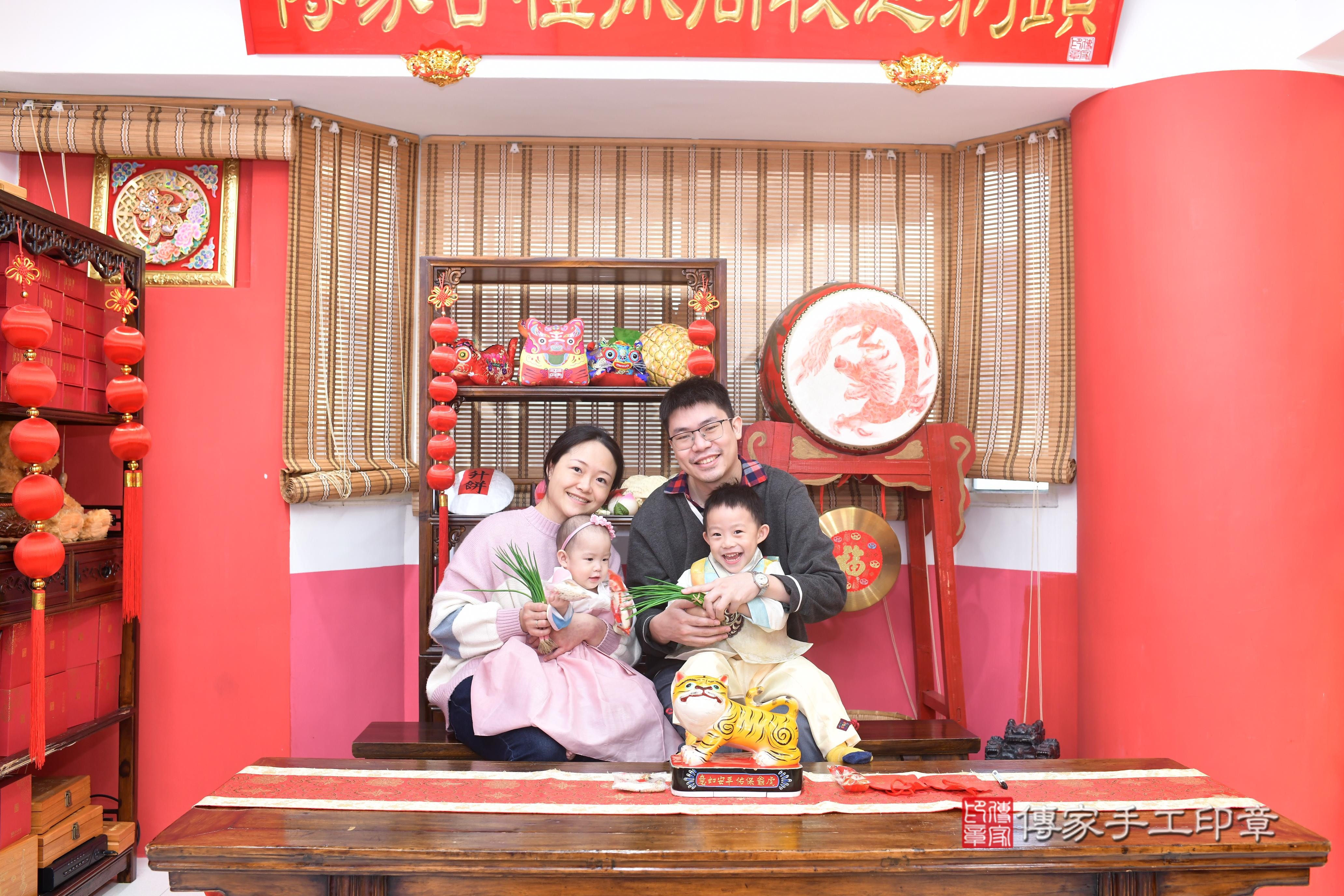 傳家手工印章高雄店、抓周、度脺、中國風會場、傳家嬰兒古禮、吉祥話、抓周道具物品24種、拍照。抓周證書。寶寶抓周、滿周歲、生日快樂、祝福