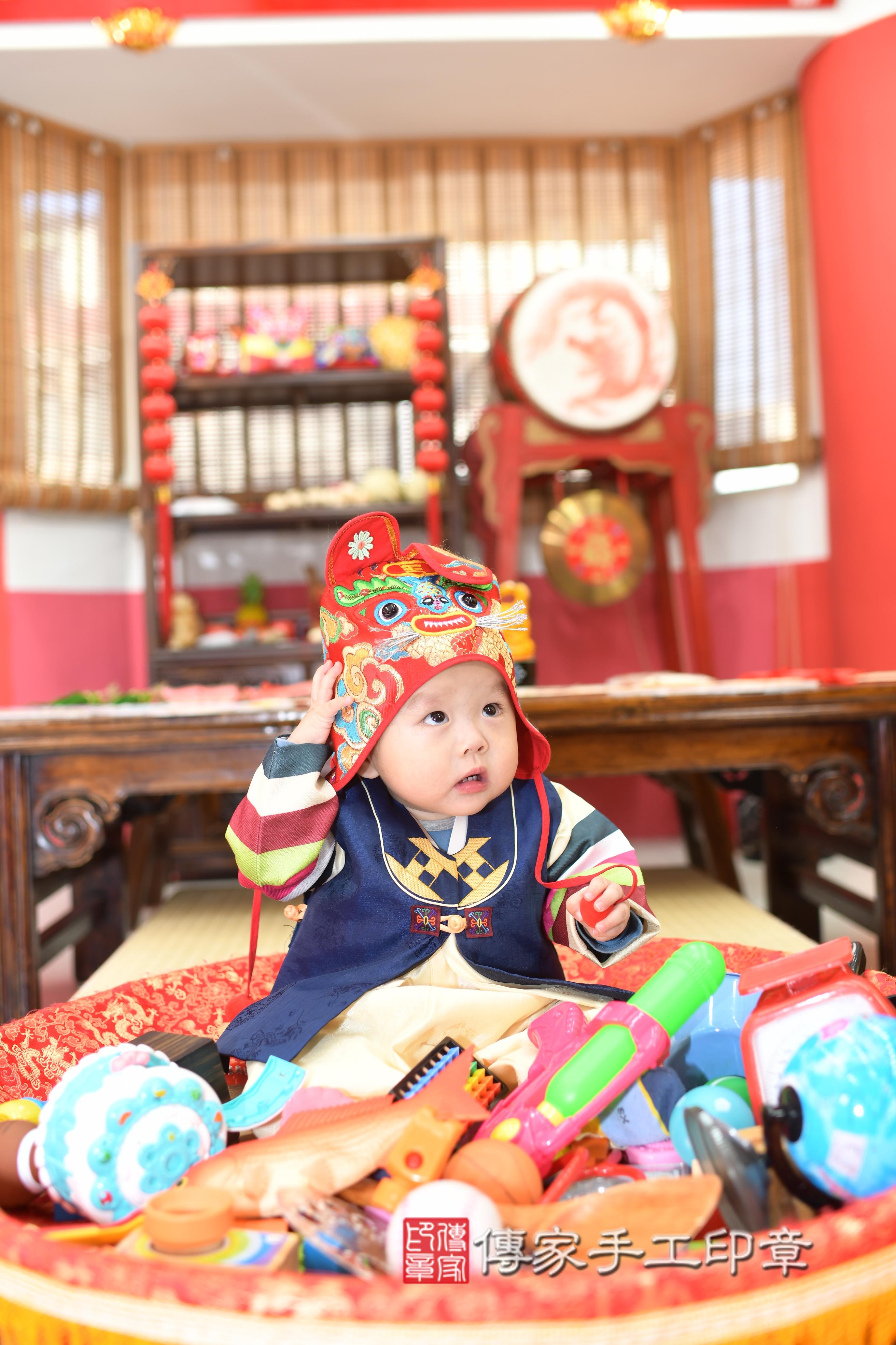 傳家手工印章高雄店、抓周、度脺、中國風會場、傳家嬰兒古禮、吉祥話、抓周道具物品24種、拍照。抓周證書。寶寶抓周、滿周歲、生日快樂、祝福