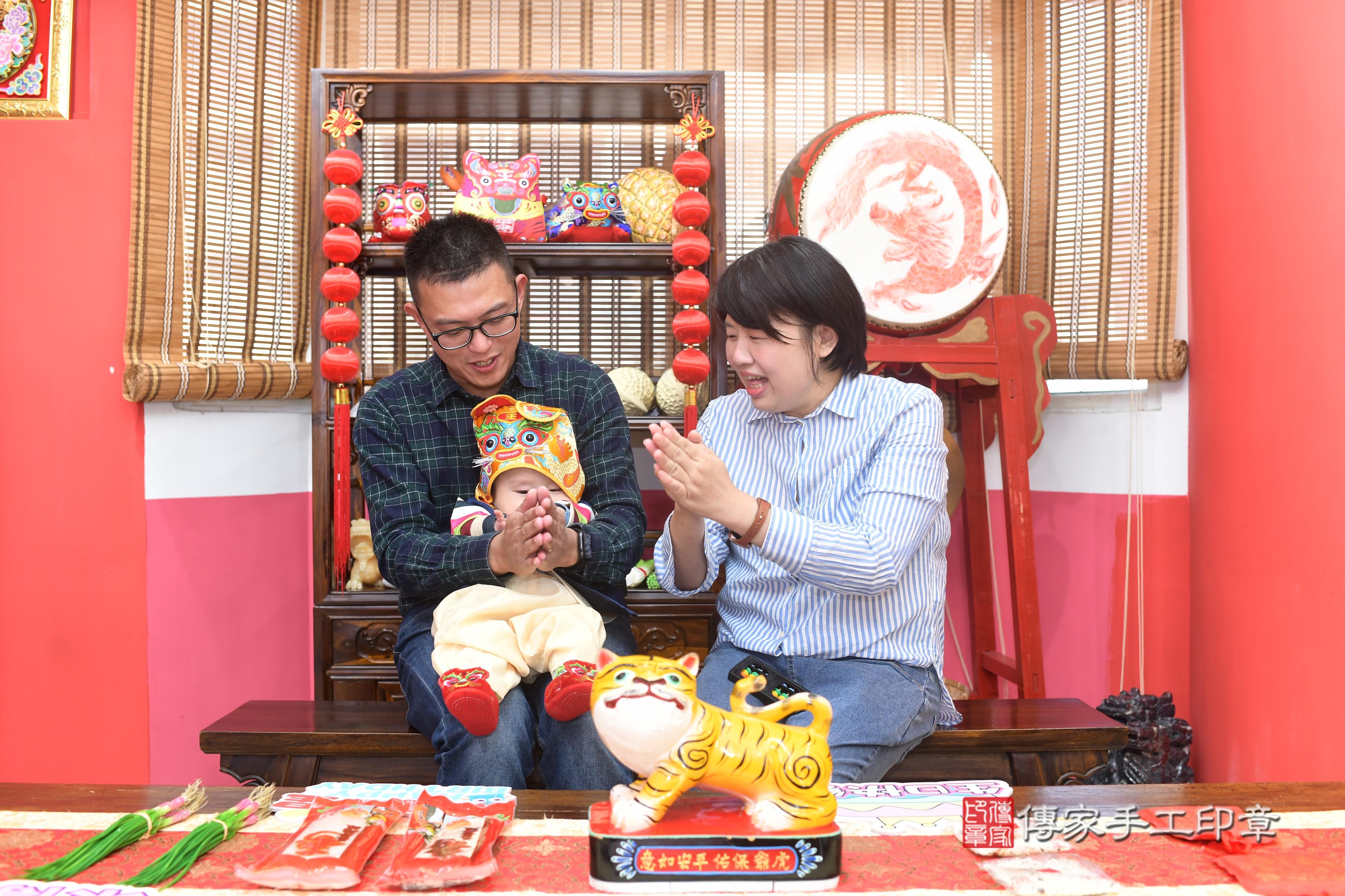 傳家手工印章高雄店、抓周、度脺、中國風會場、傳家嬰兒古禮、吉祥話、抓周道具物品24種、拍照。抓周證書。寶寶抓周、滿周歲、生日快樂、祝福