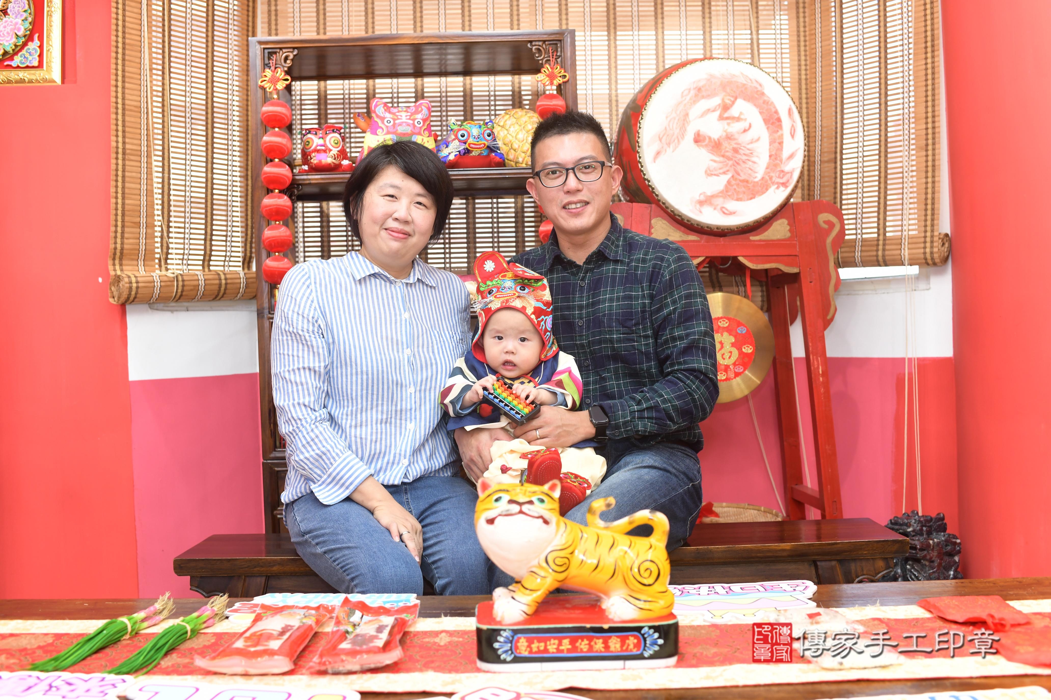 傳家手工印章高雄店、抓周、度脺、中國風會場、傳家嬰兒古禮、吉祥話、抓周道具物品24種、拍照。抓周證書。寶寶抓周、滿周歲、生日快樂、祝福