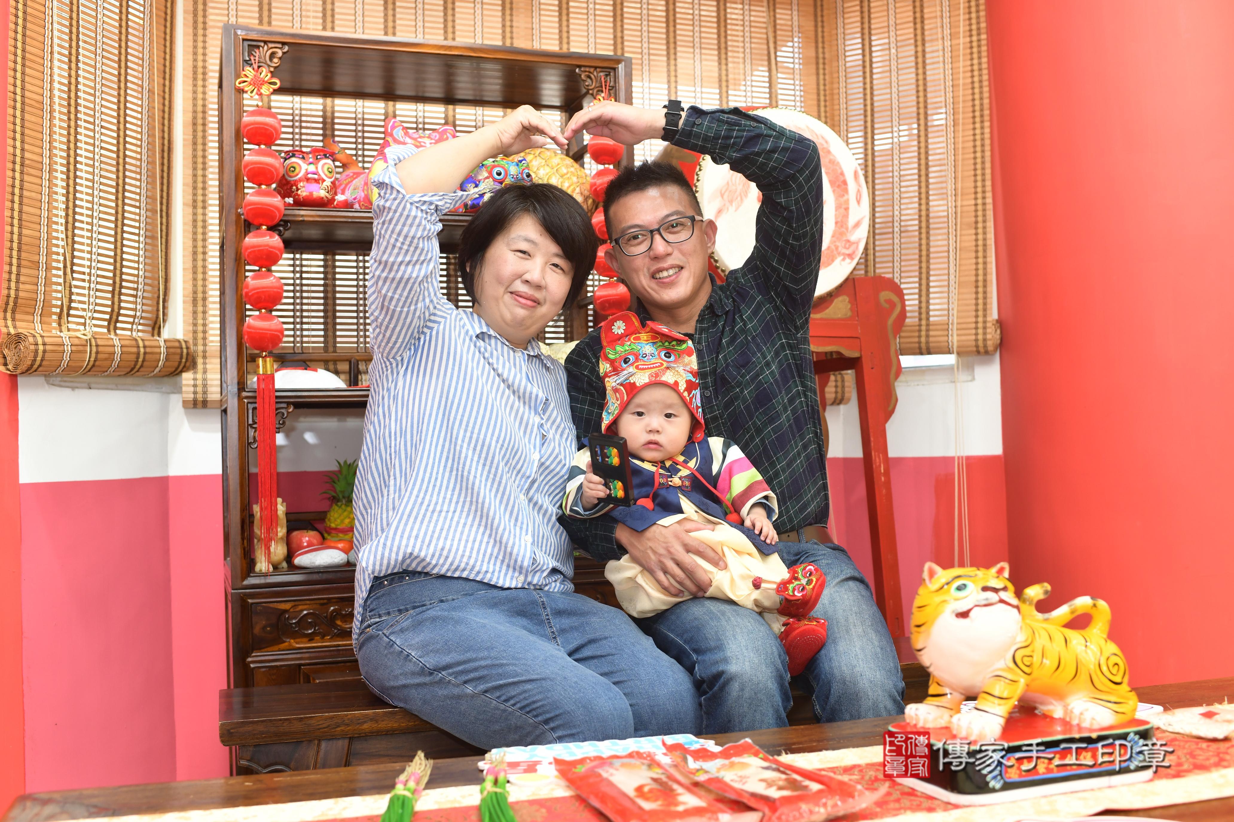 傳家手工印章高雄店、抓周、度脺、中國風會場、傳家嬰兒古禮、吉祥話、抓周道具物品24種、拍照。抓周證書。寶寶抓周、滿周歲、生日快樂、祝福