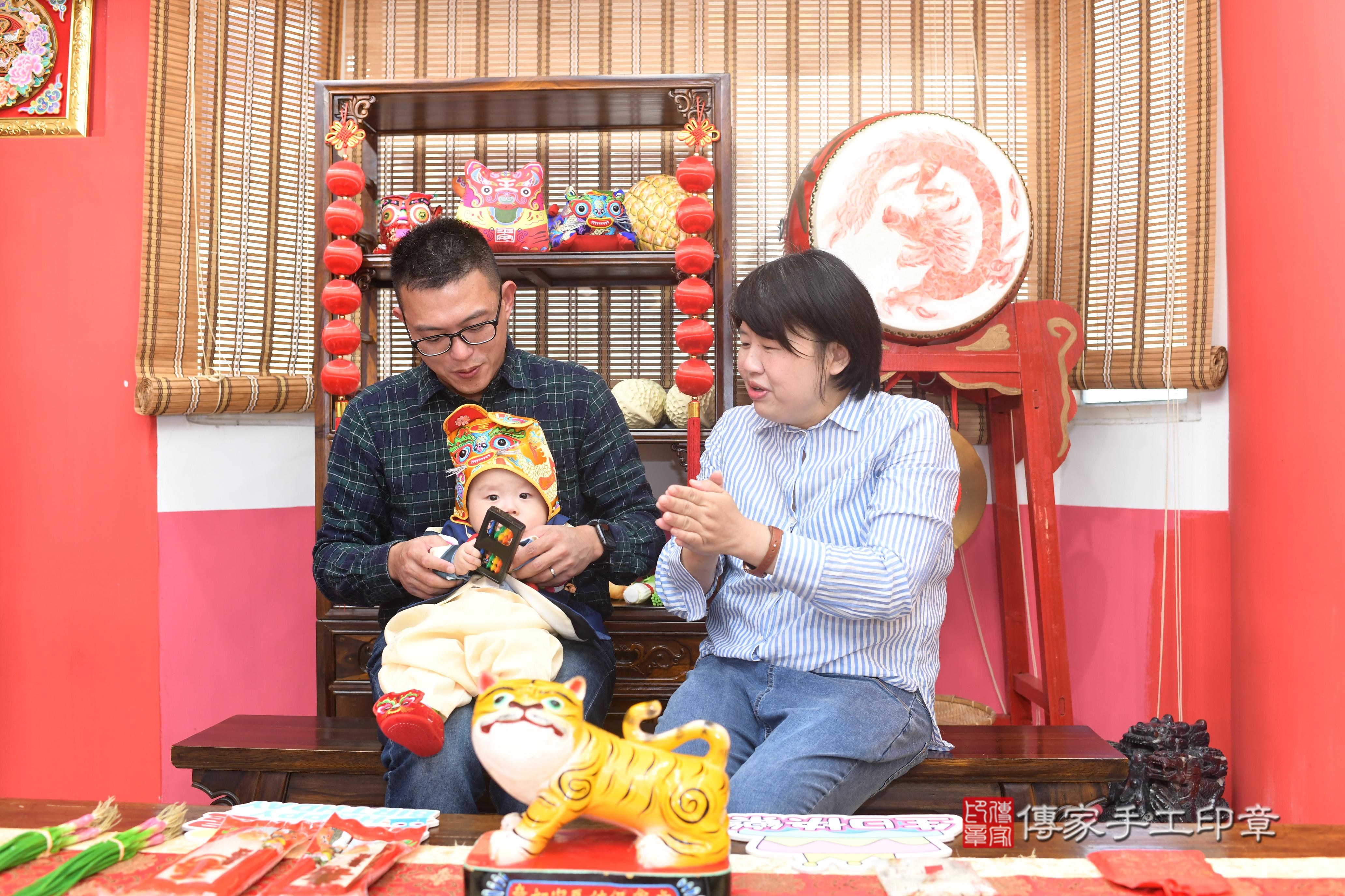 傳家手工印章高雄店、抓周、度脺、中國風會場、傳家嬰兒古禮、吉祥話、抓周道具物品24種、拍照。抓周證書。寶寶抓周、滿周歲、生日快樂、祝福