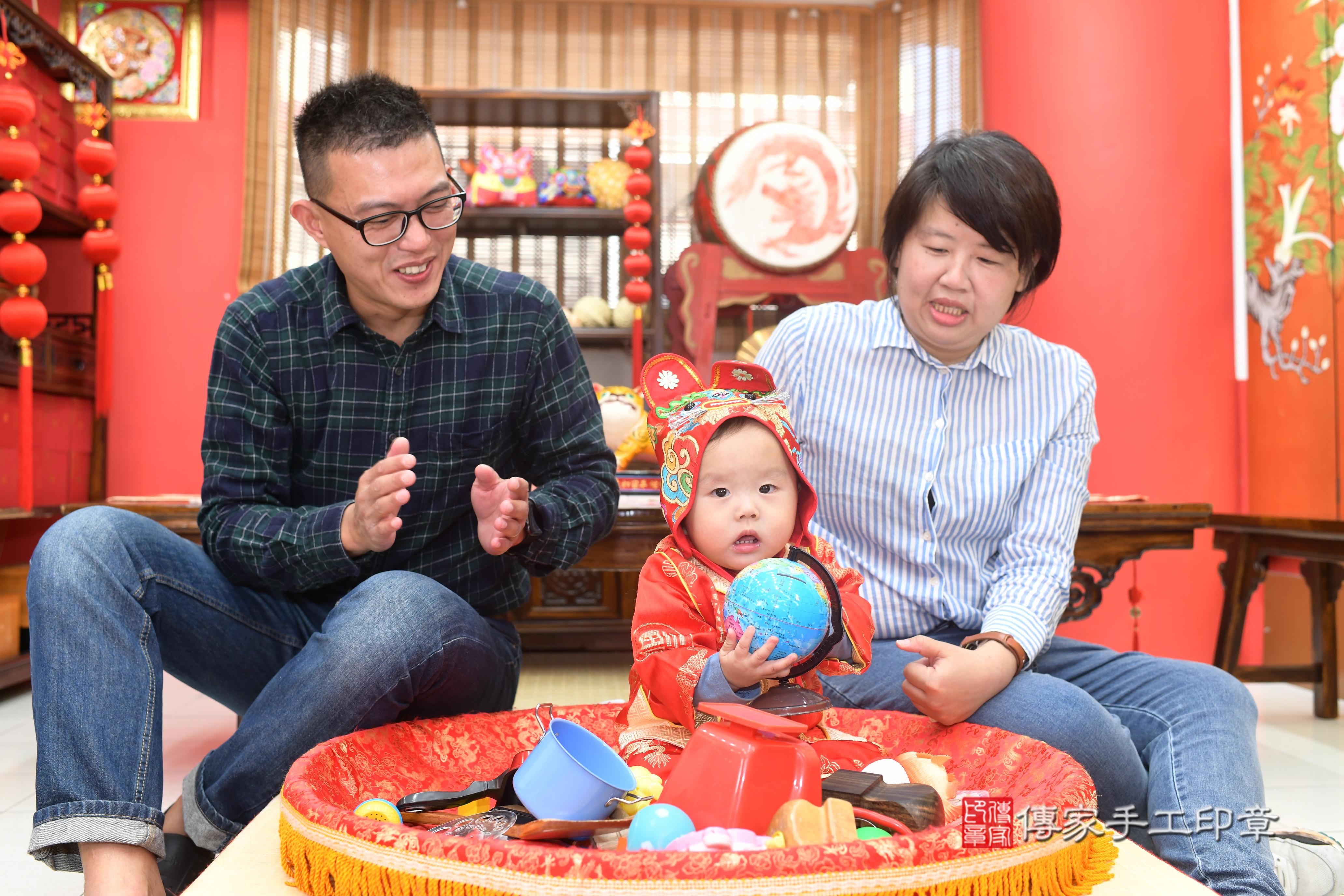 傳家手工印章高雄店、抓周、度脺、中國風會場、傳家嬰兒古禮、吉祥話、抓周道具物品24種、拍照。抓周證書。寶寶抓周、滿周歲、生日快樂、祝福