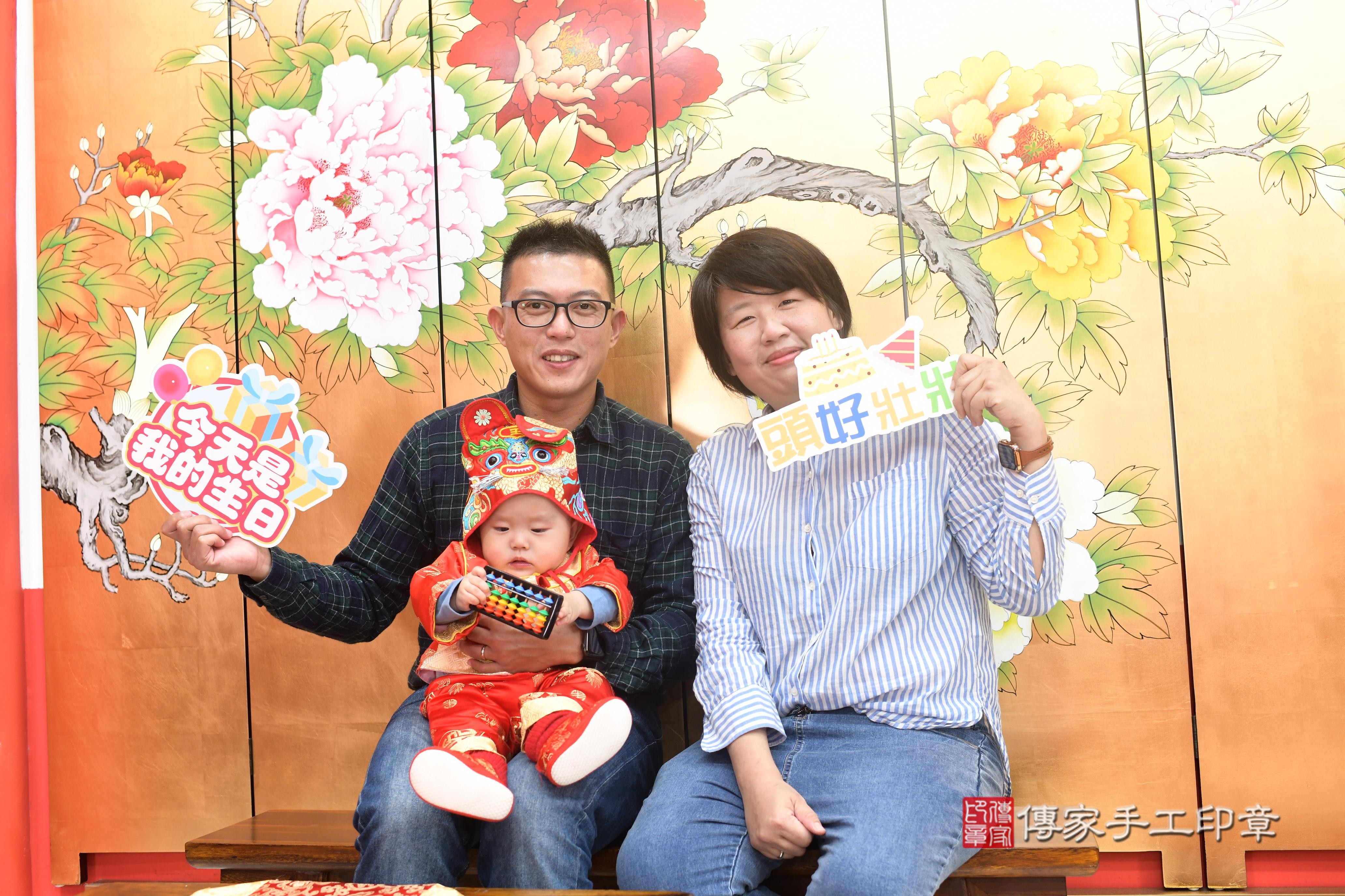 傳家手工印章高雄店、抓周、度脺、中國風會場、傳家嬰兒古禮、吉祥話、抓周道具物品24種、拍照。抓周證書。寶寶抓周、滿周歲、生日快樂、祝福