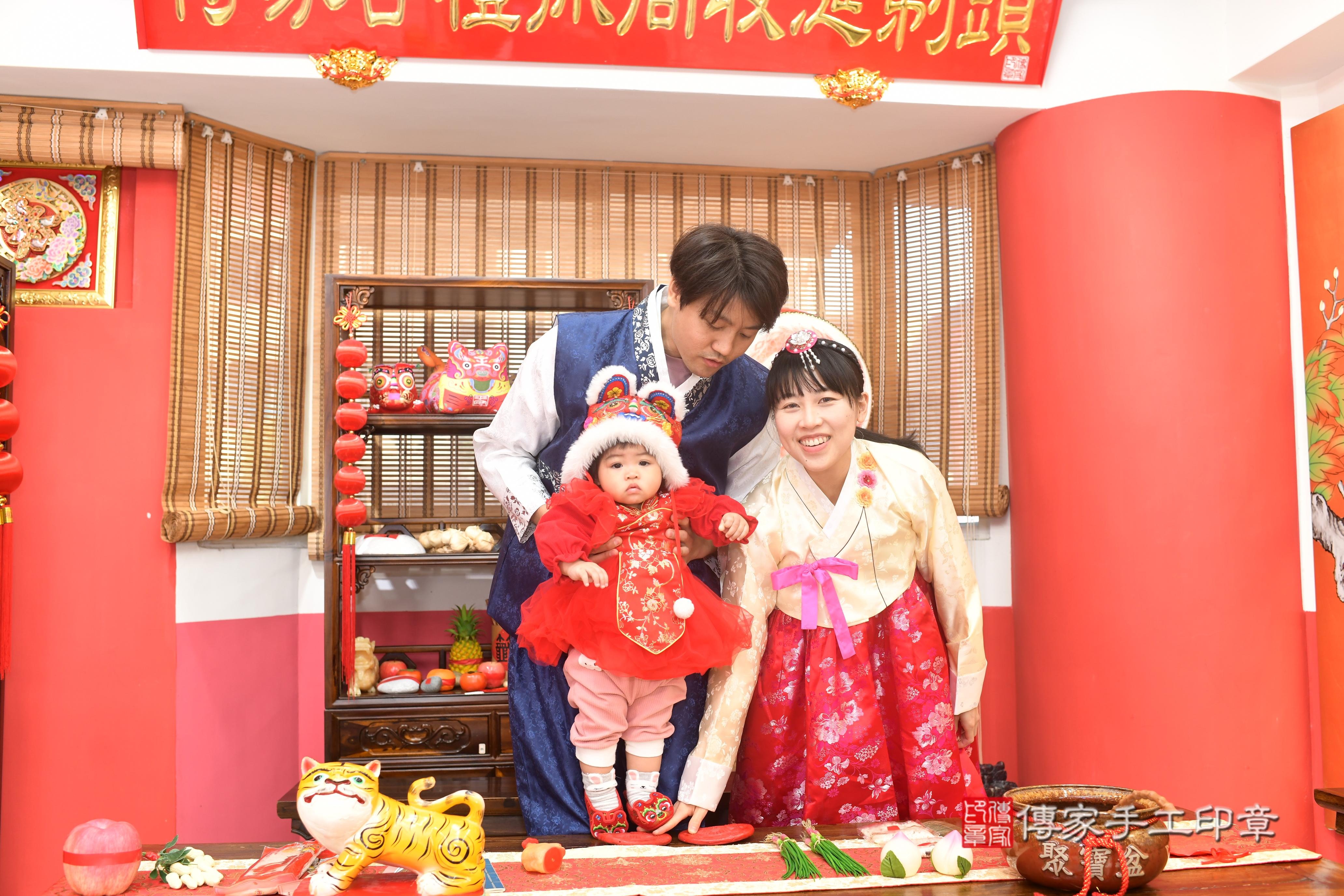 傳家手工印章高雄店、抓周、度脺、中國風會場、傳家嬰兒古禮、吉祥話、抓周道具物品24種、拍照。抓周證書。寶寶抓周、滿周歲、生日快樂、祝福