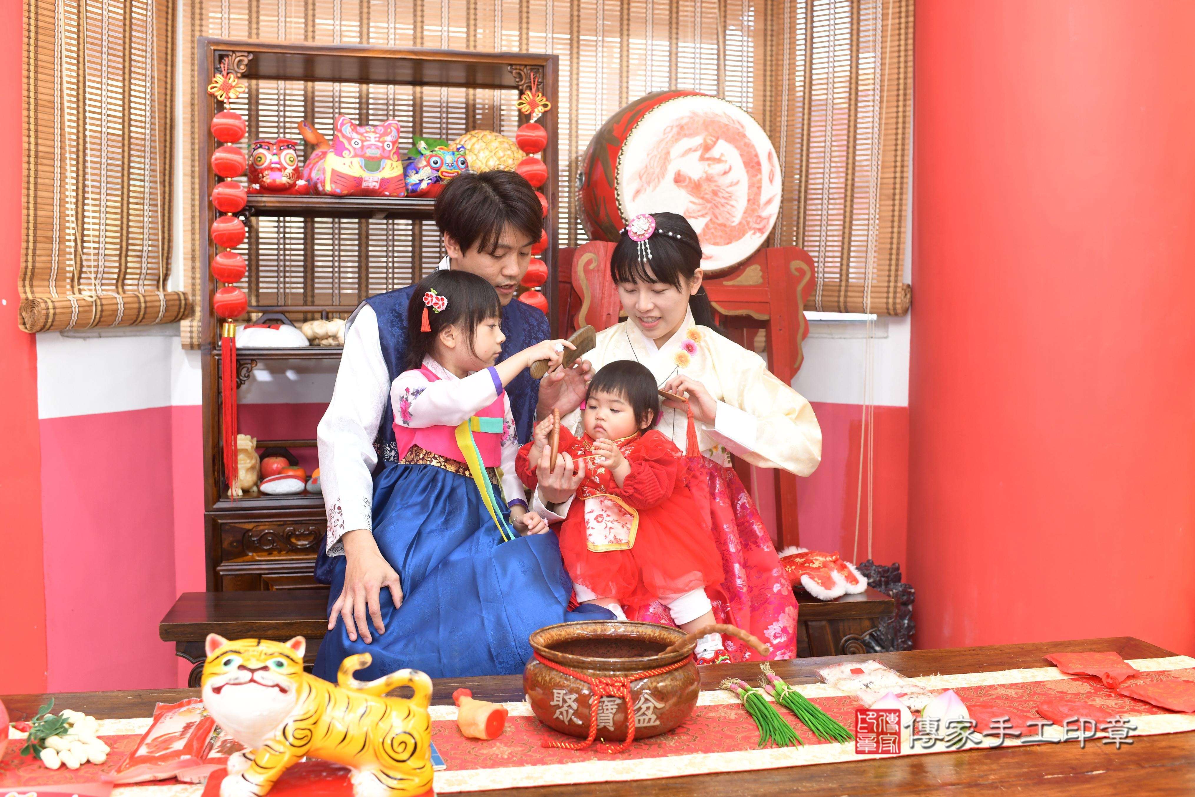 傳家手工印章高雄店、抓周、度脺、中國風會場、傳家嬰兒古禮、吉祥話、抓周道具物品24種、拍照。抓周證書。寶寶抓周、滿周歲、生日快樂、祝福