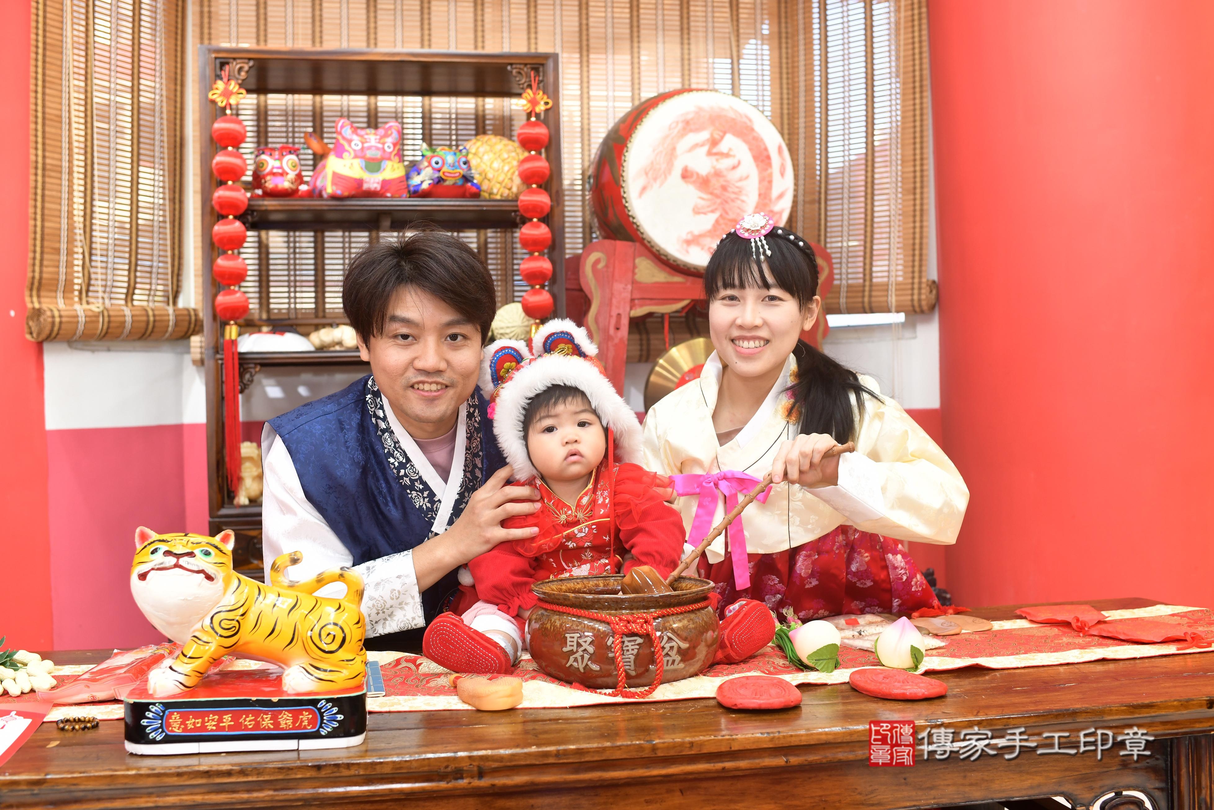 傳家手工印章高雄店、抓周、度脺、中國風會場、傳家嬰兒古禮、吉祥話、抓周道具物品24種、拍照。抓周證書。寶寶抓周、滿周歲、生日快樂、祝福