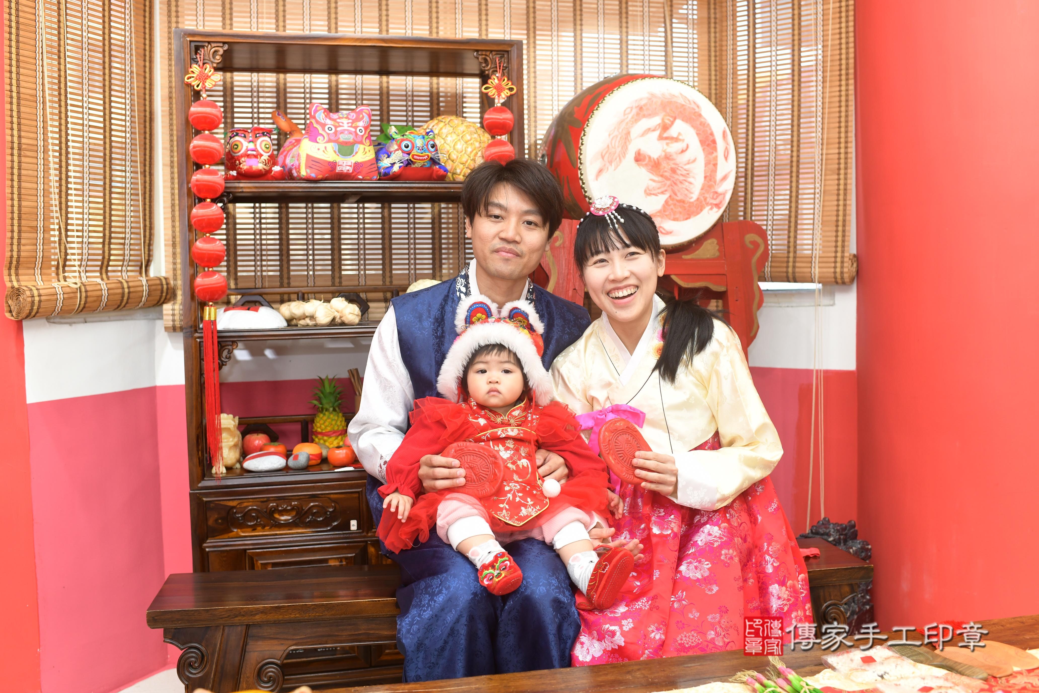傳家手工印章高雄店、抓周、度脺、中國風會場、傳家嬰兒古禮、吉祥話、抓周道具物品24種、拍照。抓周證書。寶寶抓周、滿周歲、生日快樂、祝福