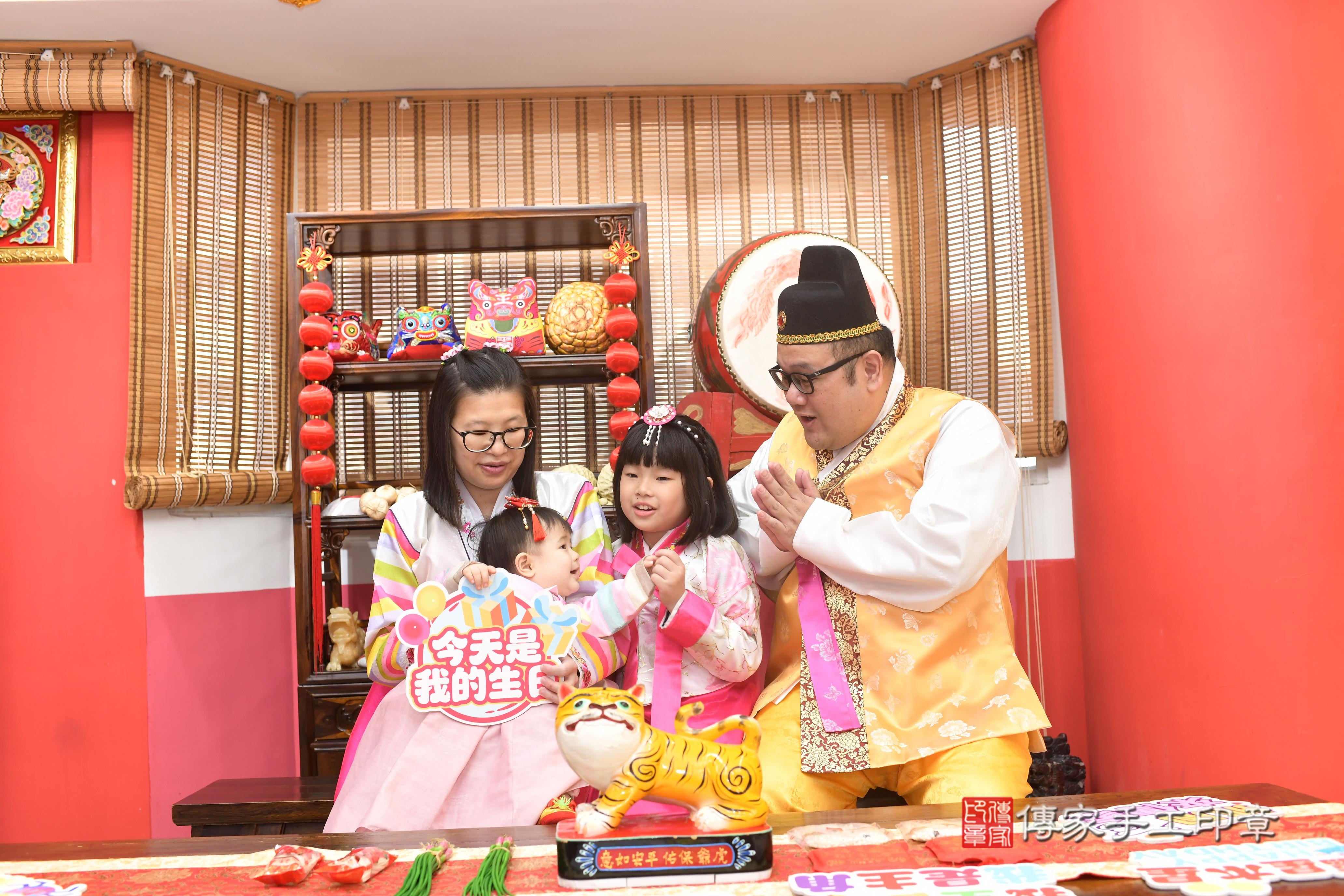 傳家手工印章高雄店、抓周、度脺、中國風會場、傳家嬰兒古禮、吉祥話、抓周道具物品24種、拍照。抓周證書。寶寶抓周、滿周歲、生日快樂、祝福