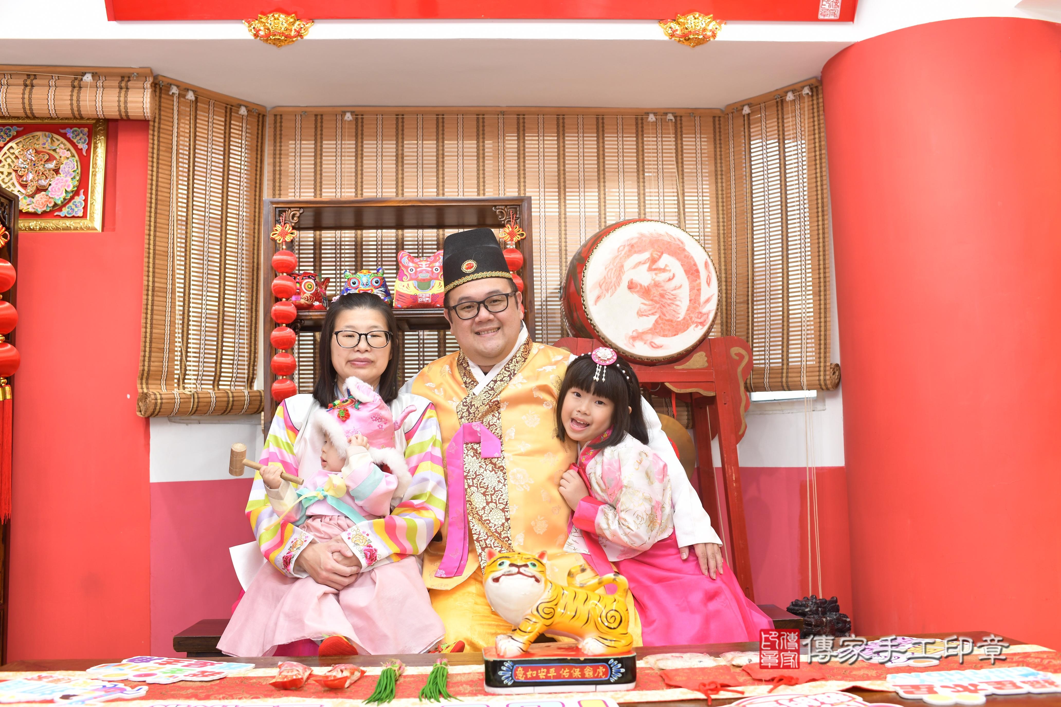傳家手工印章高雄店、抓周、度脺、中國風會場、傳家嬰兒古禮、吉祥話、抓周道具物品24種、拍照。抓周證書。寶寶抓周、滿周歲、生日快樂、祝福
