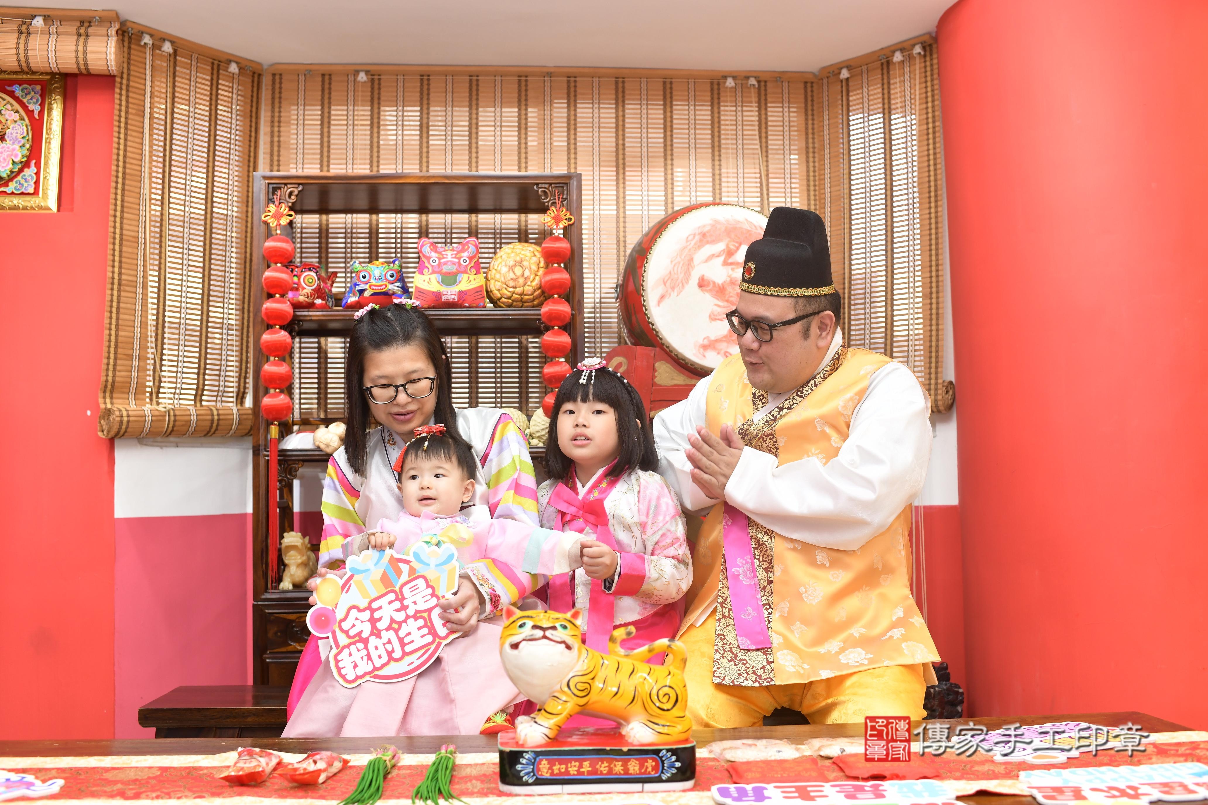 傳家手工印章高雄店、抓周、度脺、中國風會場、傳家嬰兒古禮、吉祥話、抓周道具物品24種、拍照。抓周證書。寶寶抓周、滿周歲、生日快樂、祝福