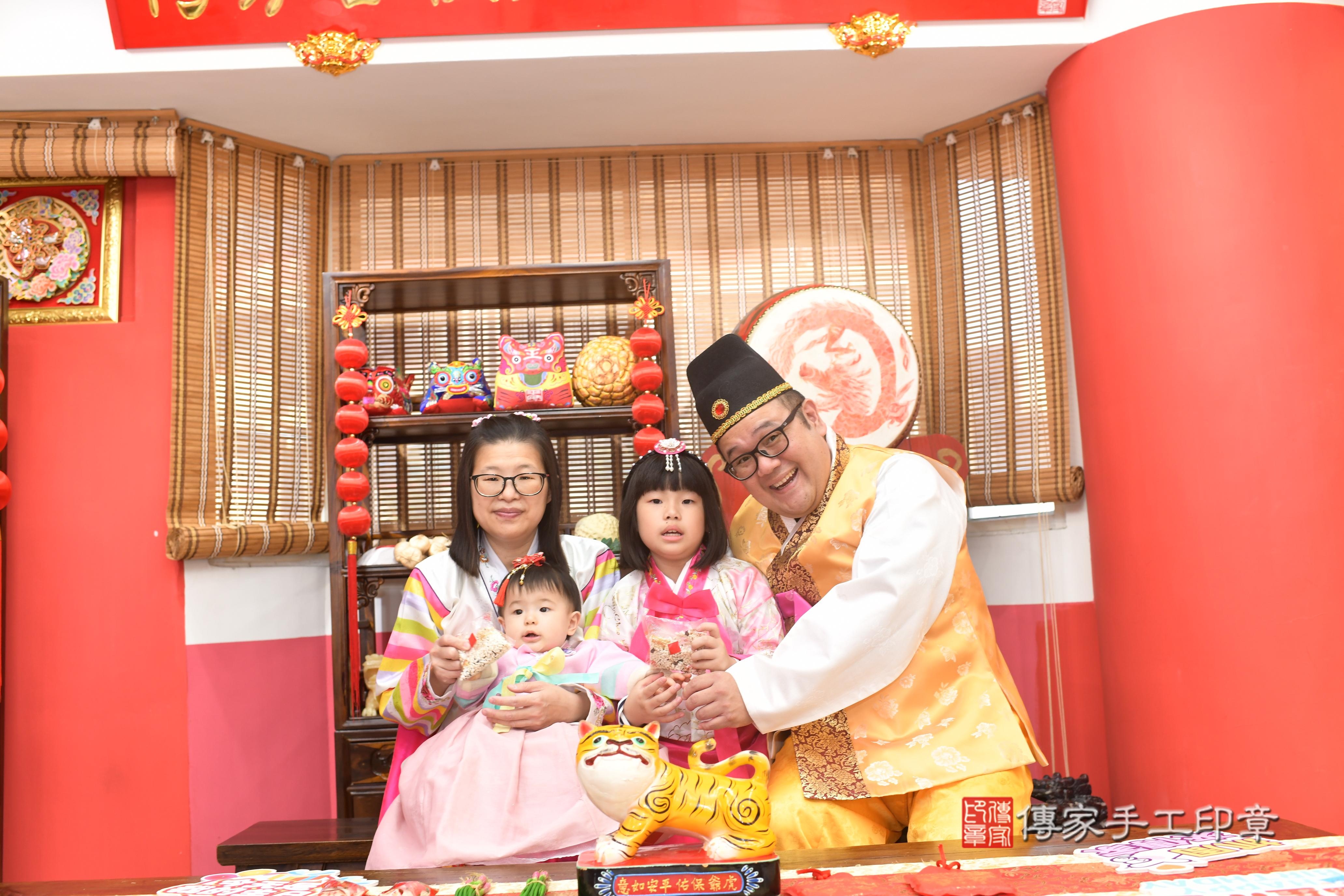 傳家手工印章高雄店、抓周、度脺、中國風會場、傳家嬰兒古禮、吉祥話、抓周道具物品24種、拍照。抓周證書。寶寶抓周、滿周歲、生日快樂、祝福