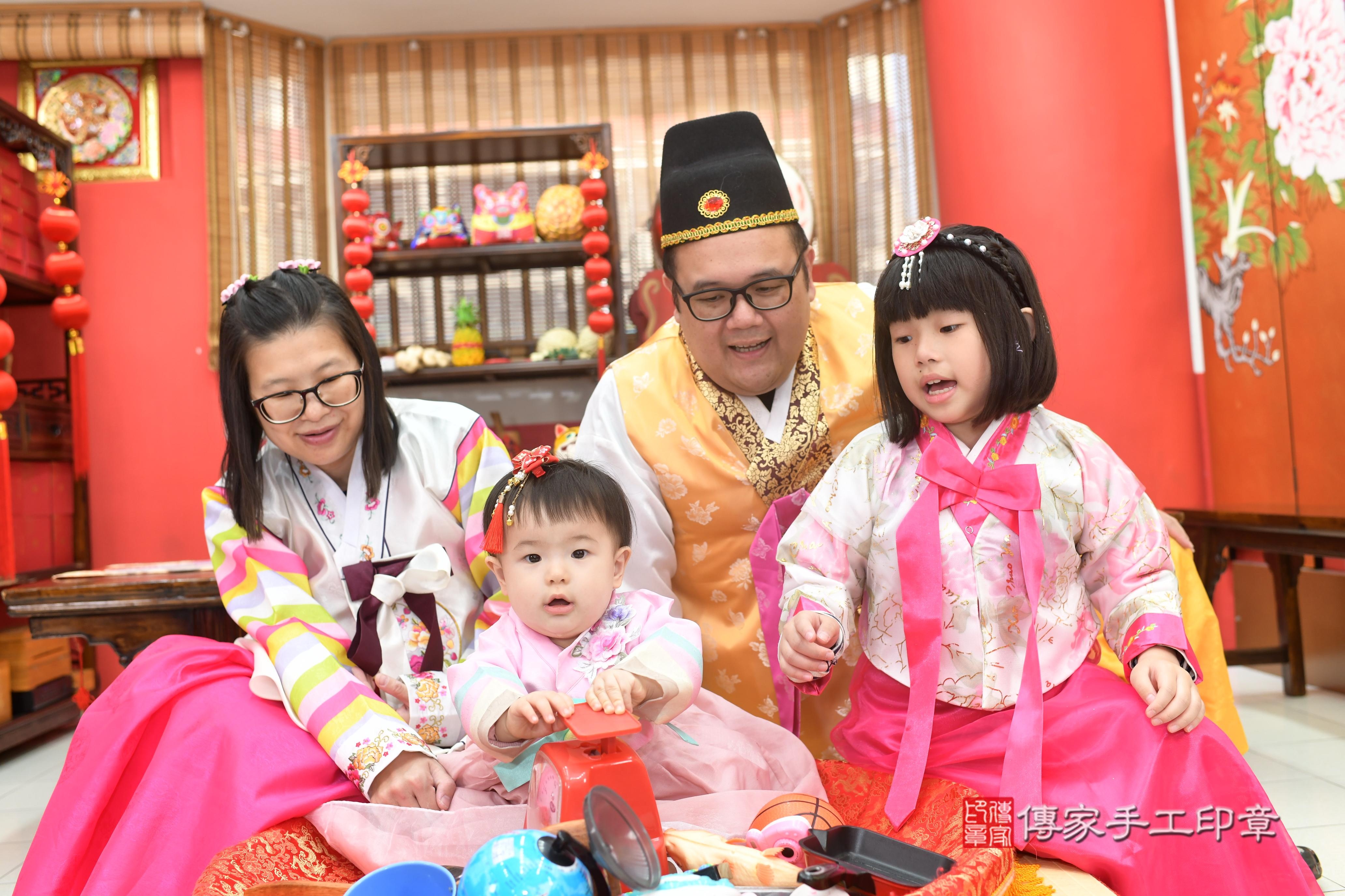 傳家手工印章高雄店、抓周、度脺、中國風會場、傳家嬰兒古禮、吉祥話、抓周道具物品24種、拍照。抓周證書。寶寶抓周、滿周歲、生日快樂、祝福
