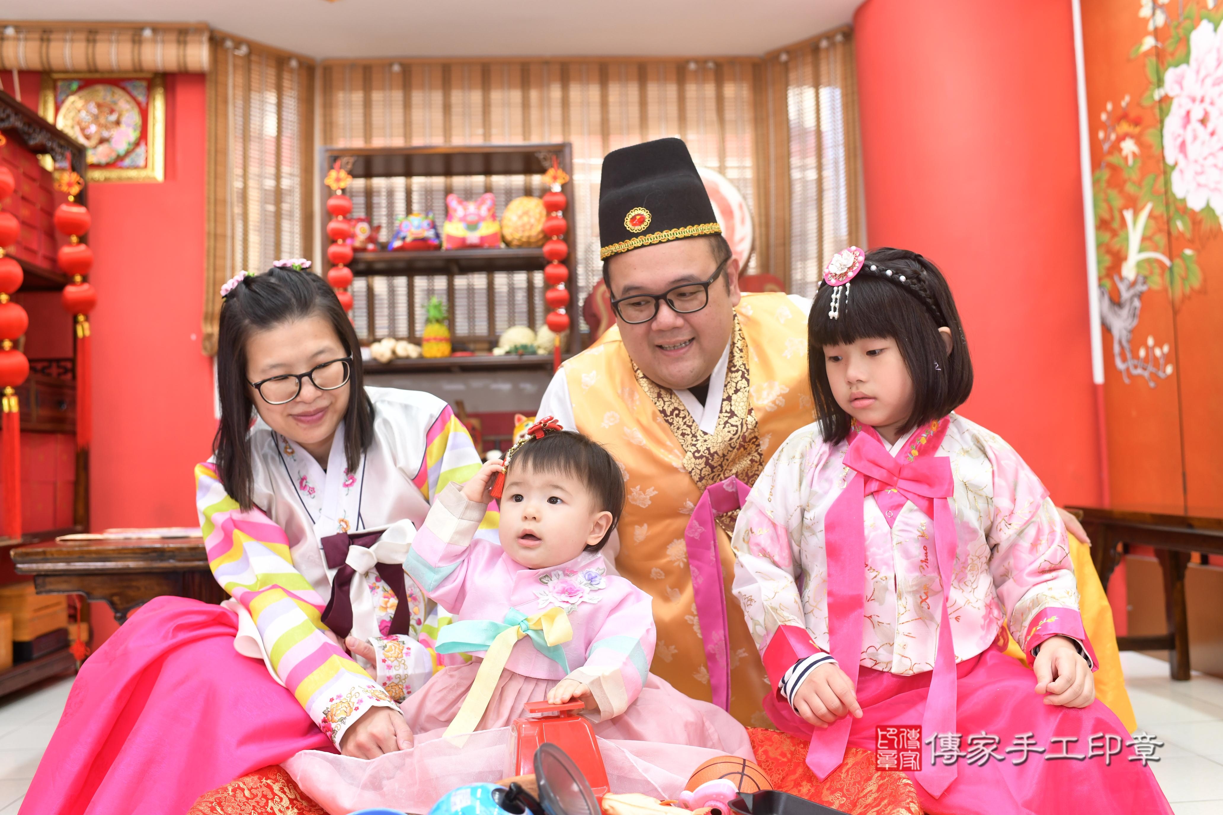 傳家手工印章高雄店、抓周、度脺、中國風會場、傳家嬰兒古禮、吉祥話、抓周道具物品24種、拍照。抓周證書。寶寶抓周、滿周歲、生日快樂、祝福