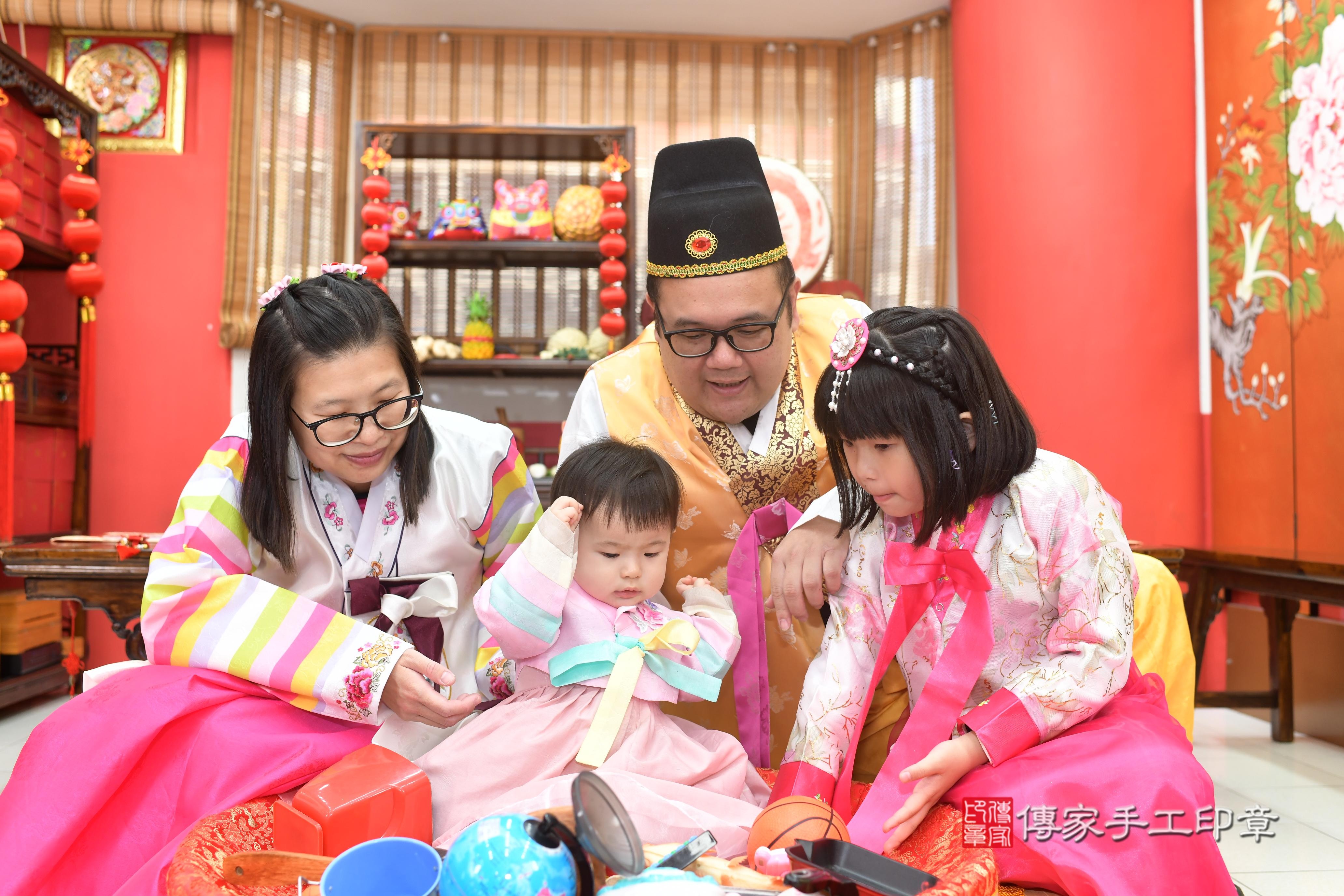 傳家手工印章高雄店、抓周、度脺、中國風會場、傳家嬰兒古禮、吉祥話、抓周道具物品24種、拍照。抓周證書。寶寶抓周、滿周歲、生日快樂、祝福