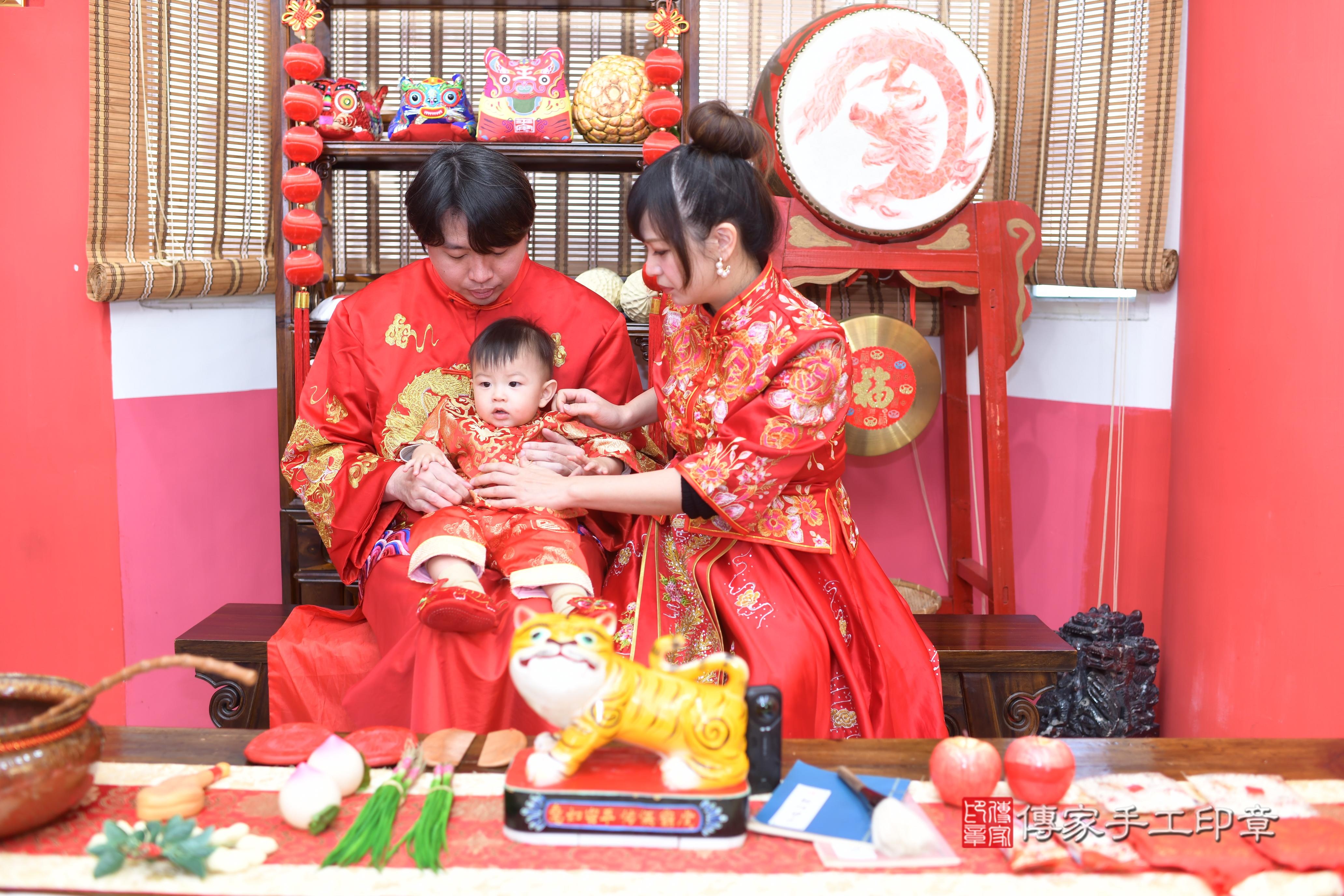 傳家手工印章高雄店、抓周、度脺、中國風會場、傳家嬰兒古禮、吉祥話、抓周道具物品24種、拍照。抓周證書。寶寶抓周、滿周歲、生日快樂、祝福