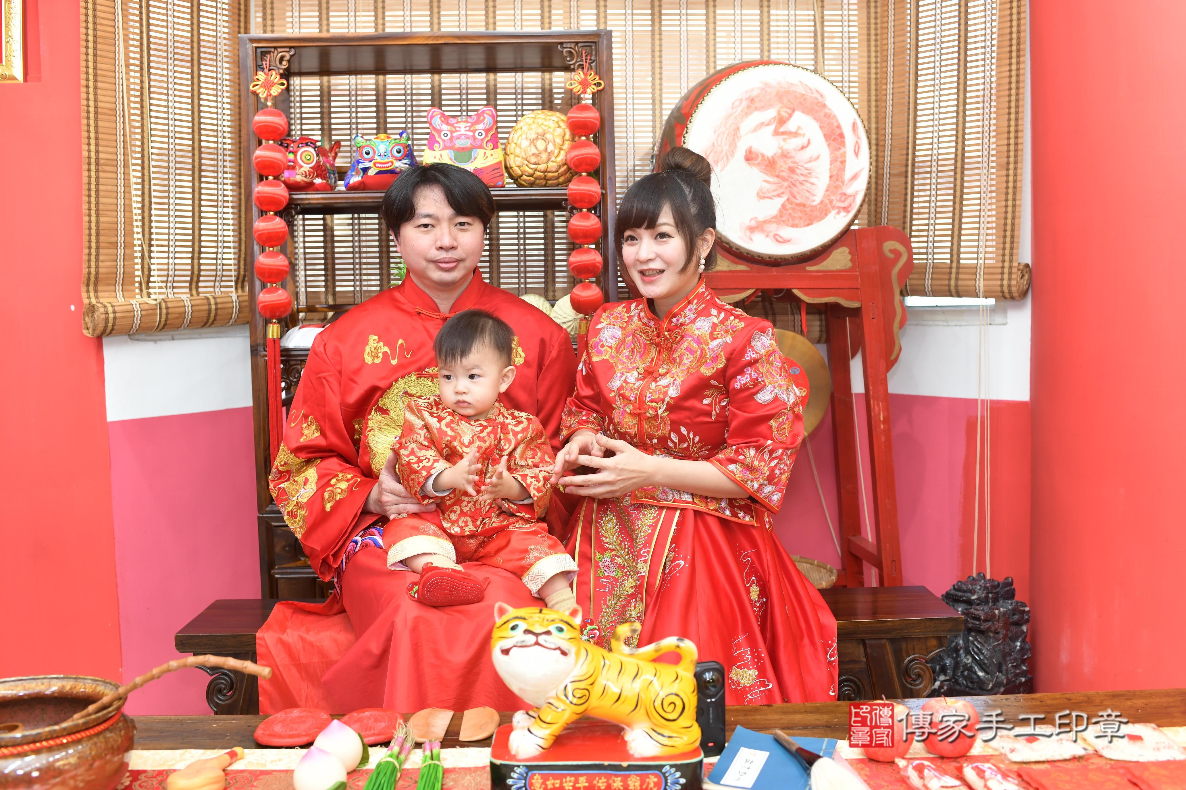 傳家手工印章高雄店、抓周、度脺、中國風會場、傳家嬰兒古禮、吉祥話、抓周道具物品24種、拍照。抓周證書。寶寶抓周、滿周歲、生日快樂、祝福