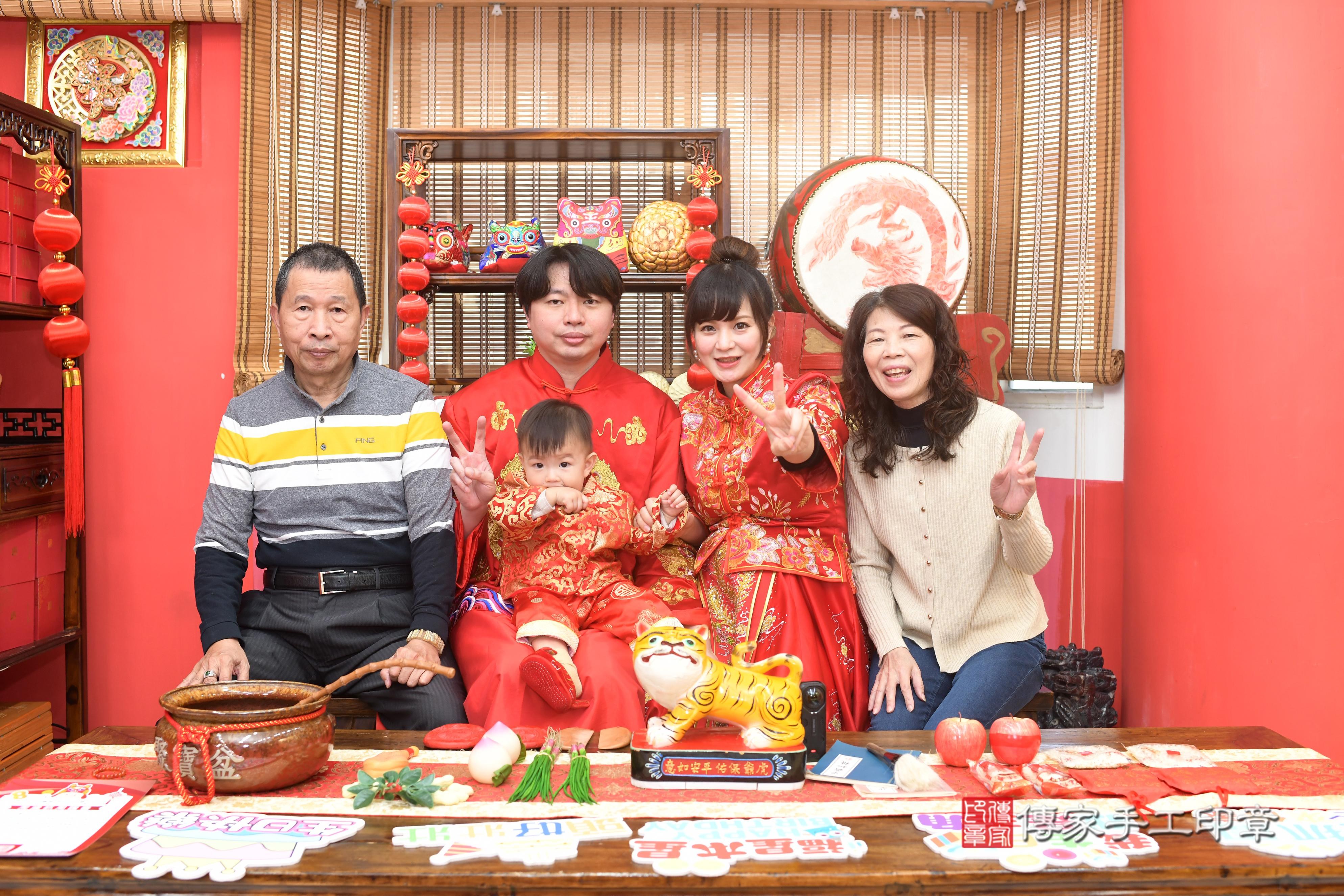 傳家手工印章高雄店、抓周、度脺、中國風會場、傳家嬰兒古禮、吉祥話、抓周道具物品24種、拍照。抓周證書。寶寶抓周、滿周歲、生日快樂、祝福