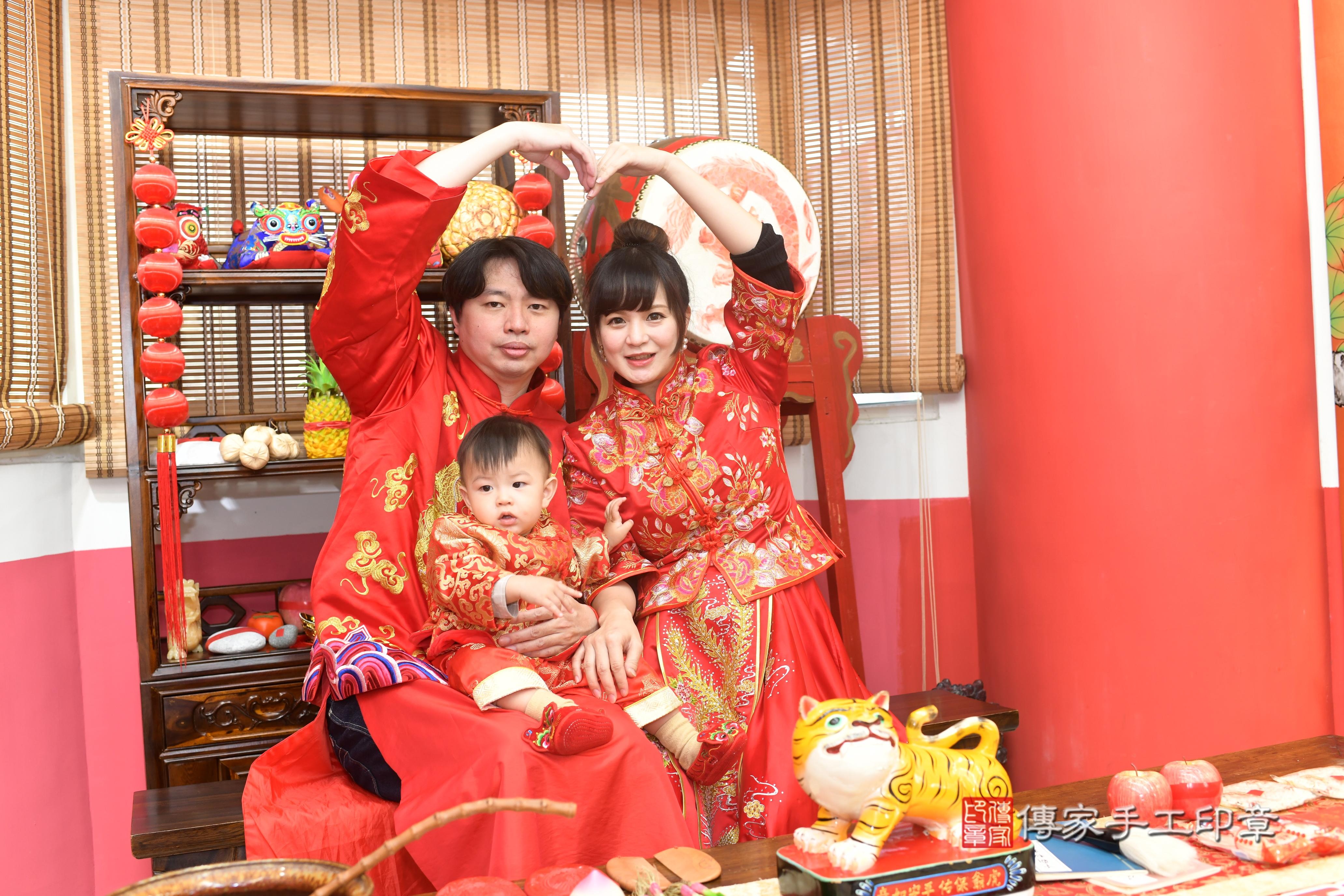 傳家手工印章高雄店、抓周、度脺、中國風會場、傳家嬰兒古禮、吉祥話、抓周道具物品24種、拍照。抓周證書。寶寶抓周、滿周歲、生日快樂、祝福