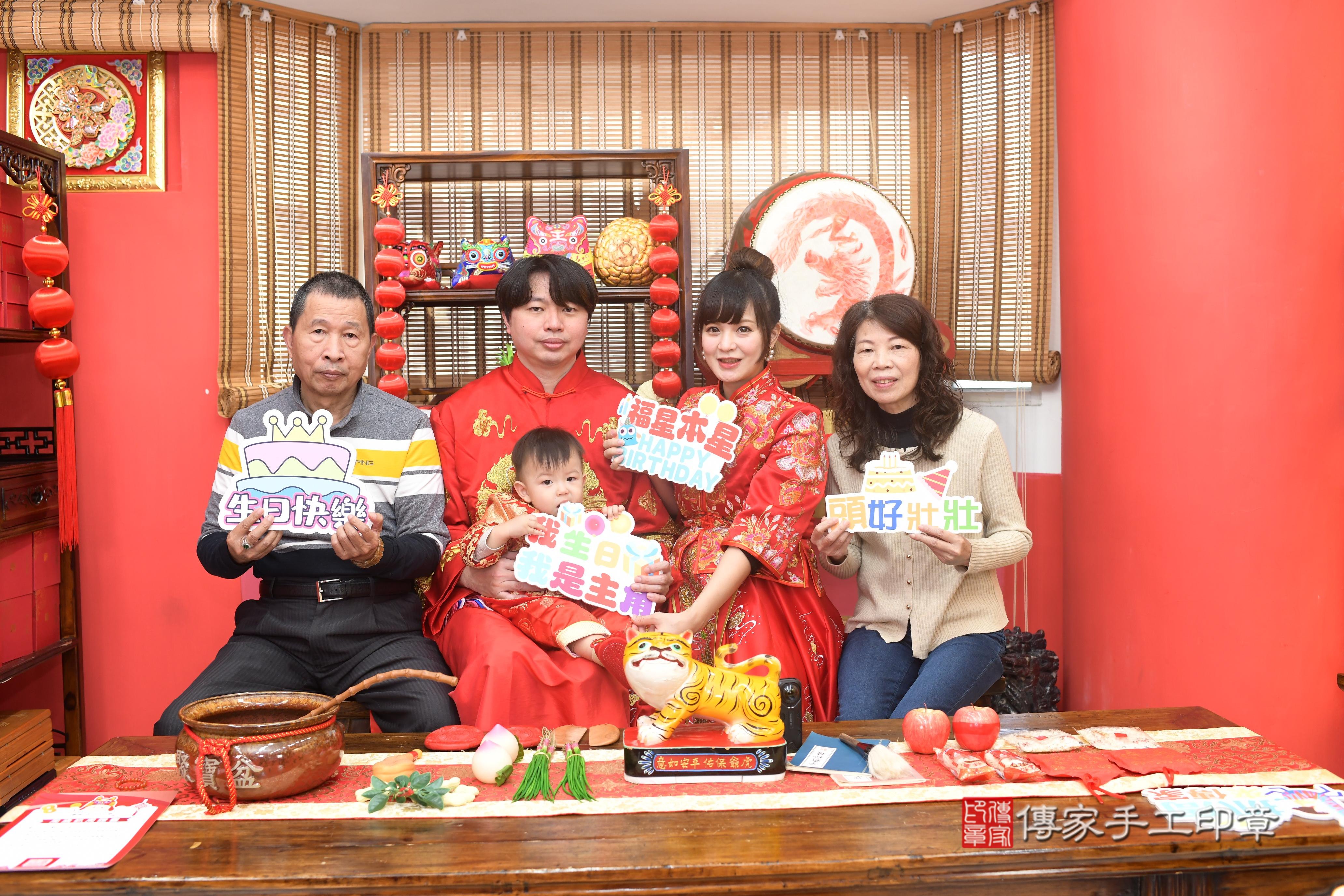 傳家手工印章高雄店、抓周、度脺、中國風會場、傳家嬰兒古禮、吉祥話、抓周道具物品24種、拍照。抓周證書。寶寶抓周、滿周歲、生日快樂、祝福