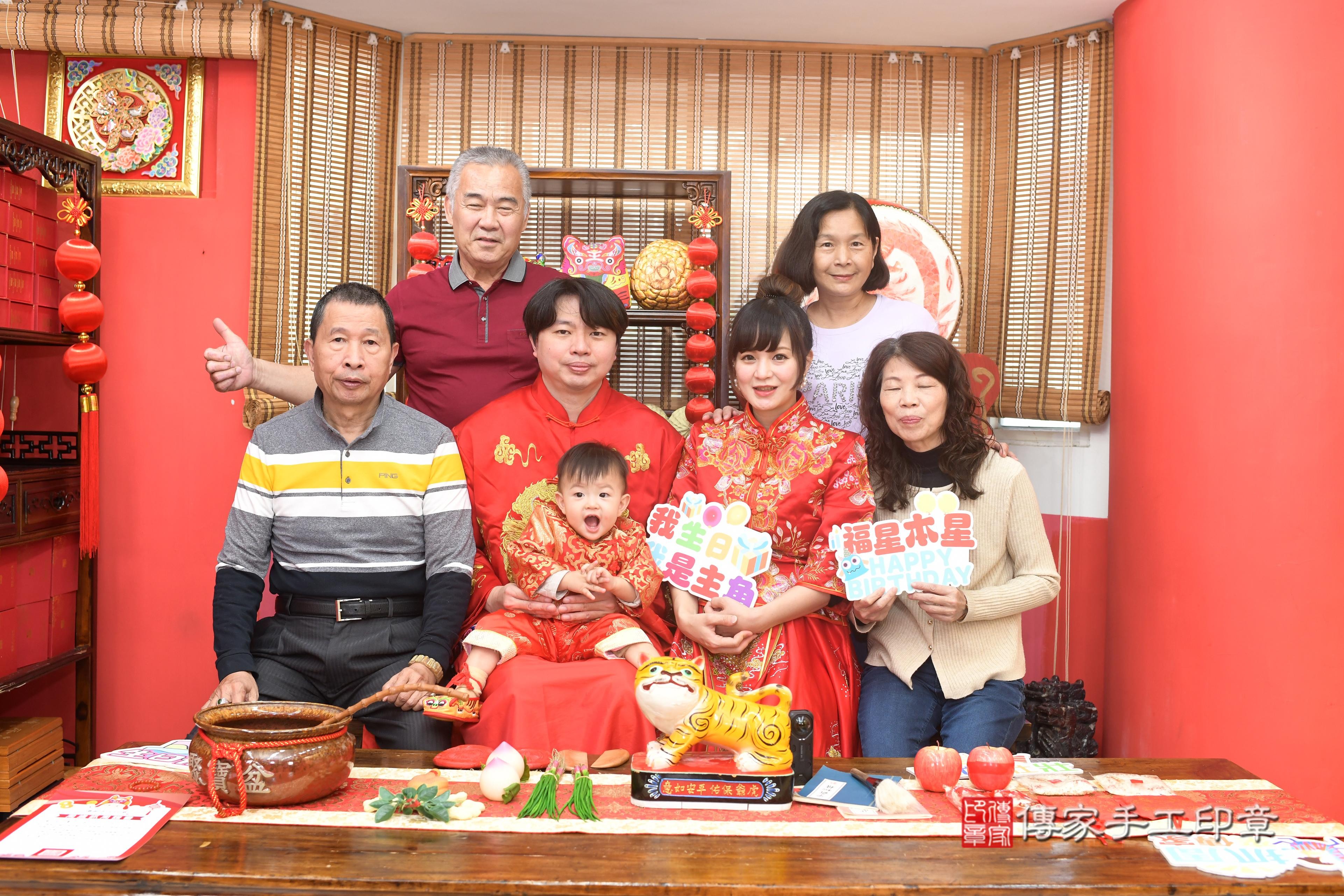 傳家手工印章高雄店、抓周、度脺、中國風會場、傳家嬰兒古禮、吉祥話、抓周道具物品24種、拍照。抓周證書。寶寶抓周、滿周歲、生日快樂、祝福