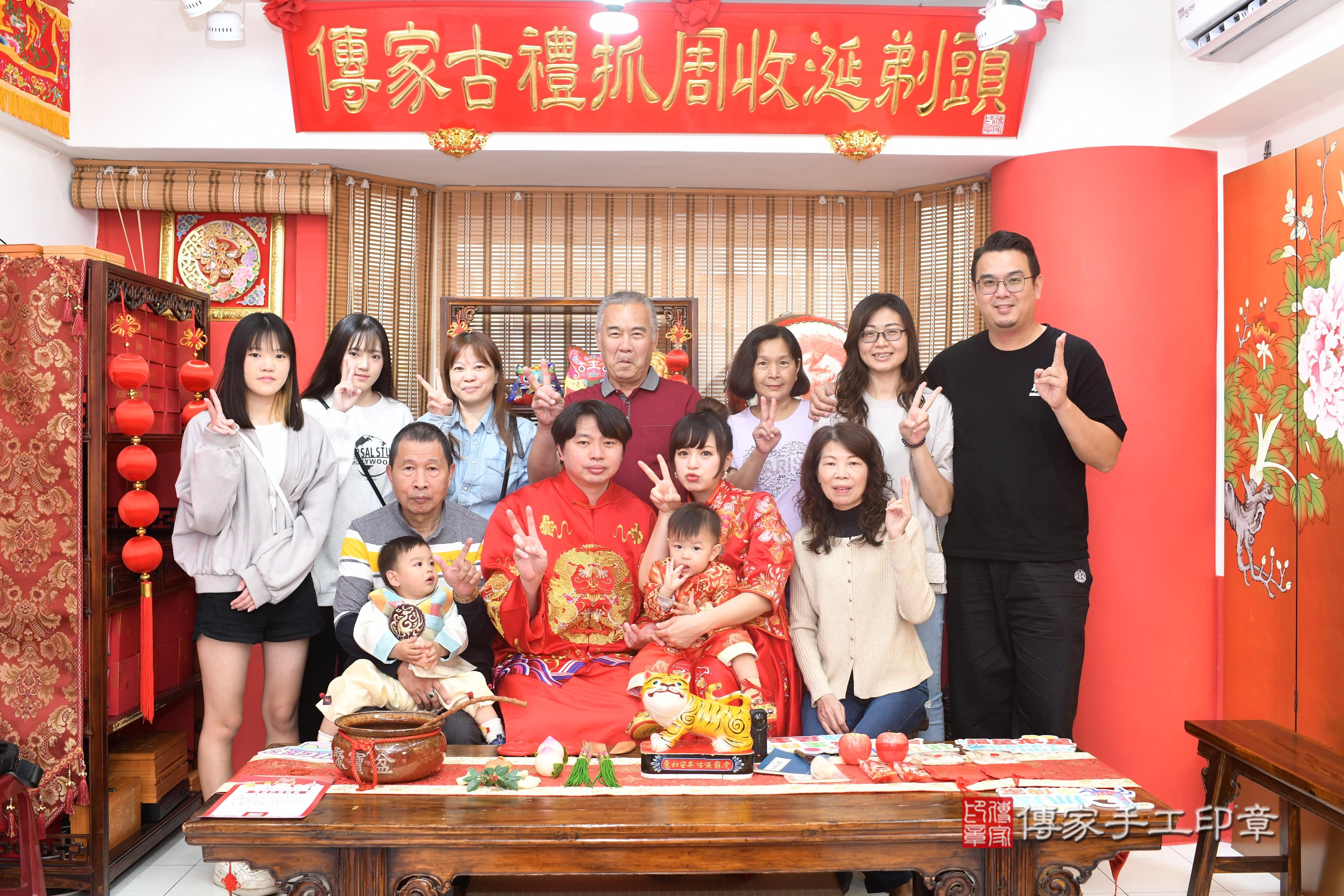 傳家手工印章高雄店、抓周、度脺、中國風會場、傳家嬰兒古禮、吉祥話、抓周道具物品24種、拍照。抓周證書。寶寶抓周、滿周歲、生日快樂、祝福
