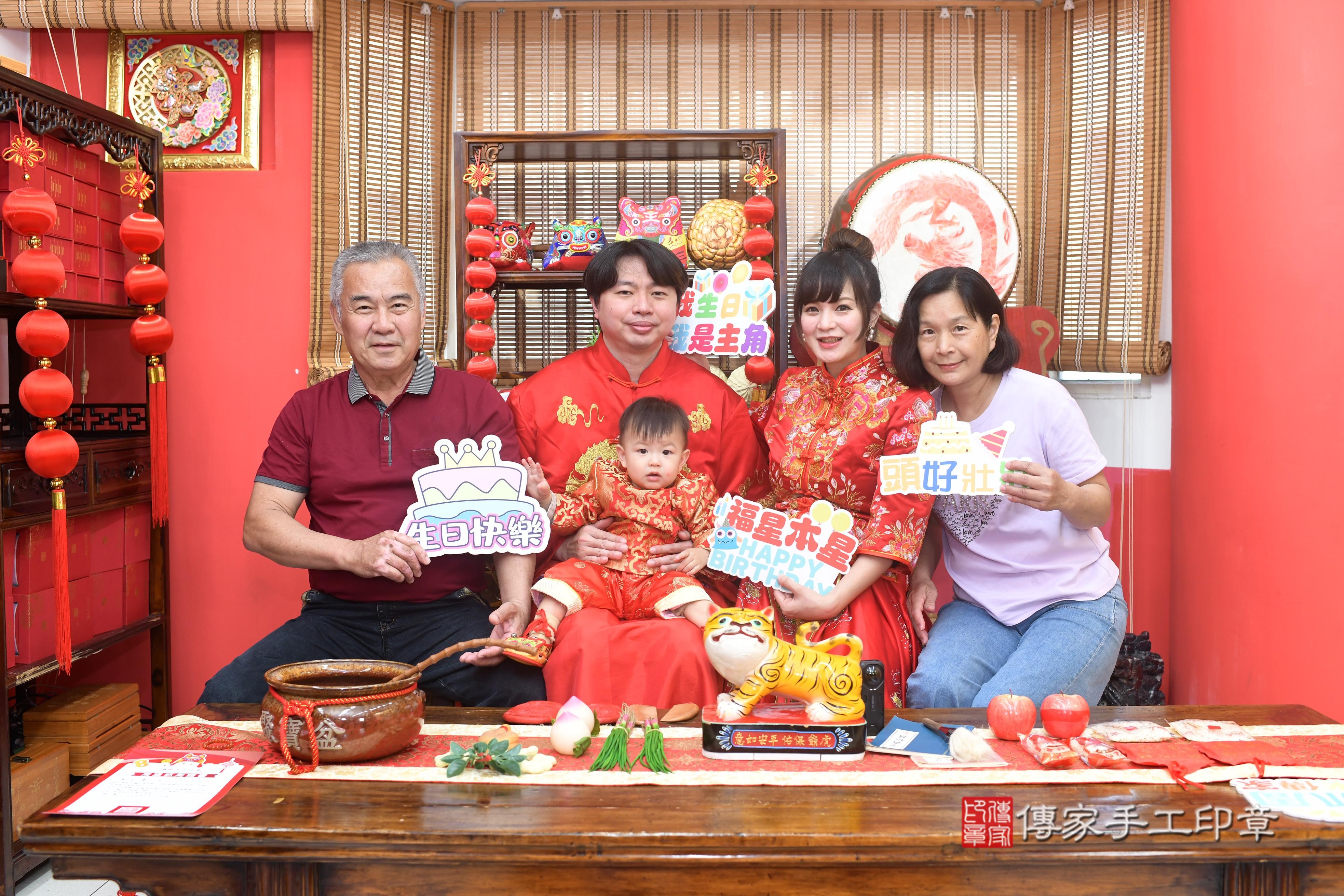 傳家手工印章高雄店、抓周、度脺、中國風會場、傳家嬰兒古禮、吉祥話、抓周道具物品24種、拍照。抓周證書。寶寶抓周、滿周歲、生日快樂、祝福