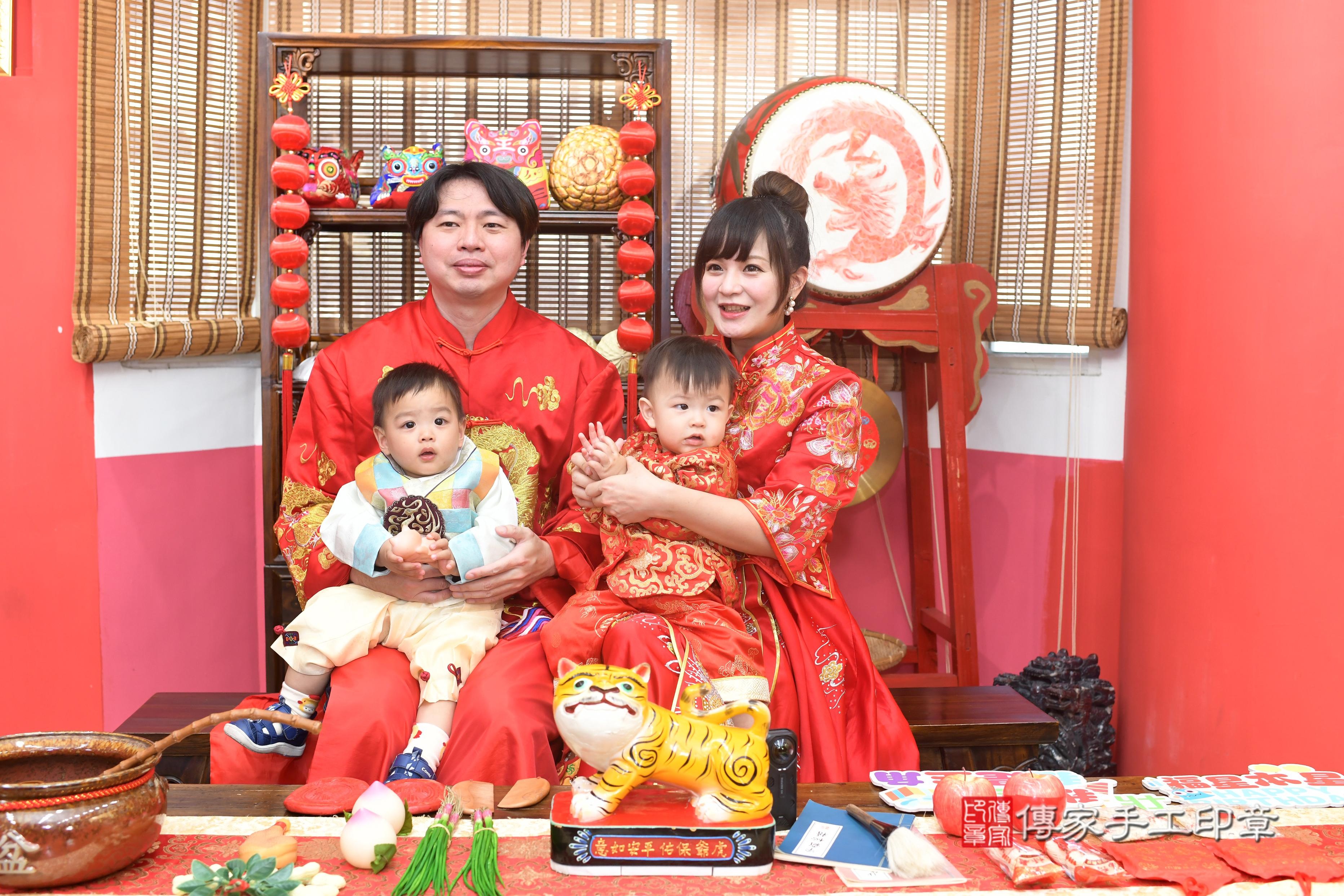 傳家手工印章高雄店、抓周、度脺、中國風會場、傳家嬰兒古禮、吉祥話、抓周道具物品24種、拍照。抓周證書。寶寶抓周、滿周歲、生日快樂、祝福