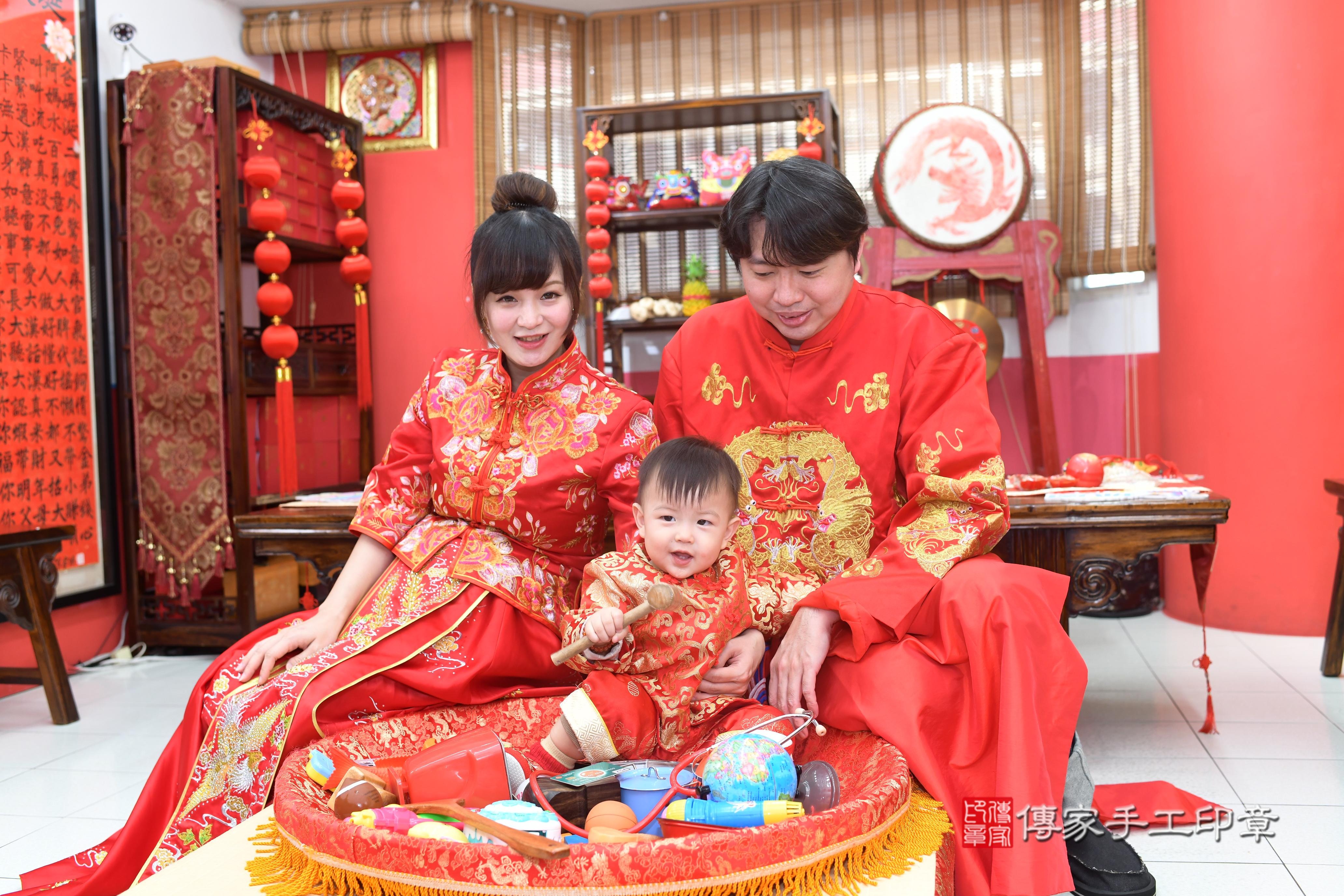 傳家手工印章高雄店、抓周、度脺、中國風會場、傳家嬰兒古禮、吉祥話、抓周道具物品24種、拍照。抓周證書。寶寶抓周、滿周歲、生日快樂、祝福