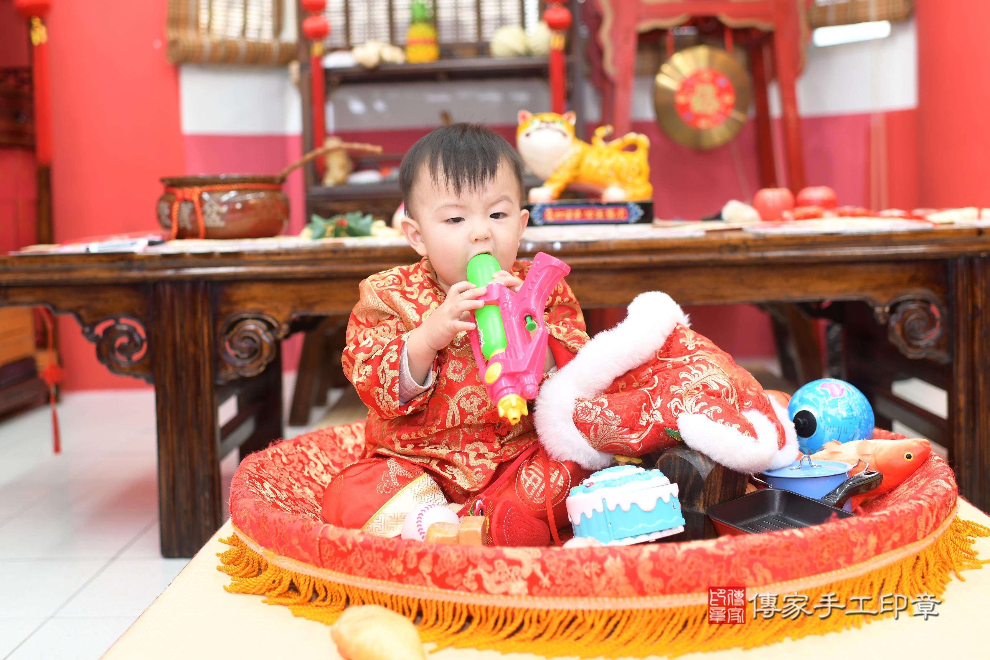 傳家手工印章高雄店、抓周、度脺、中國風會場、傳家嬰兒古禮、吉祥話、抓周道具物品24種、拍照。抓周證書。寶寶抓周、滿周歲、生日快樂、祝福