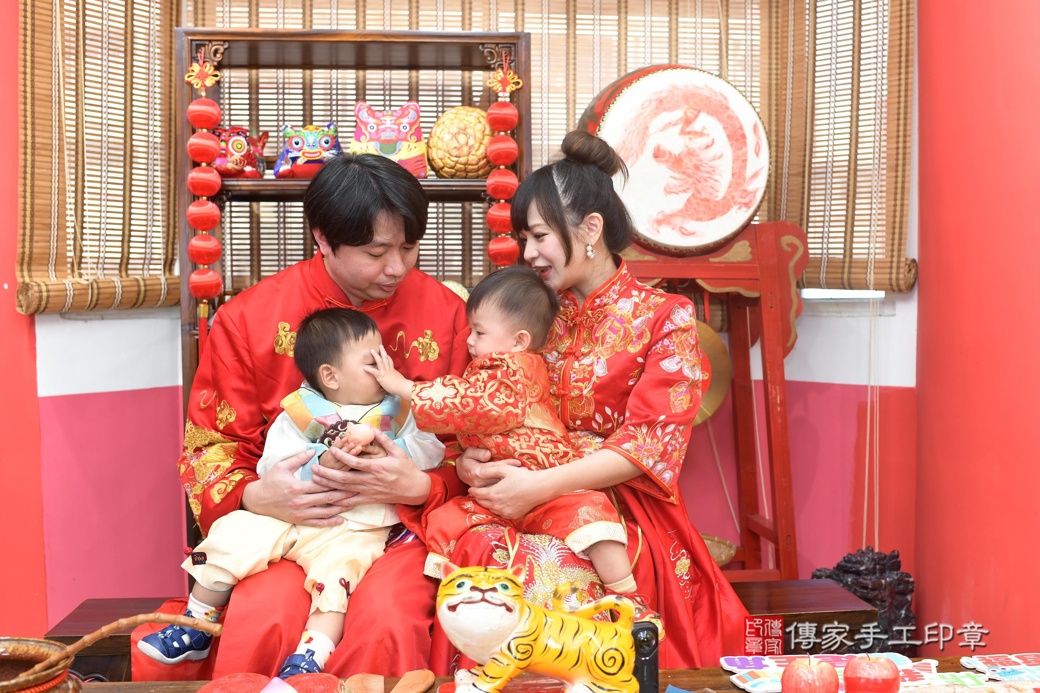 傳家手工印章高雄店、抓周、度脺、中國風會場、傳家嬰兒古禮、吉祥話、抓周道具物品24種、拍照。抓周證書。寶寶抓周、滿周歲、生日快樂、祝福