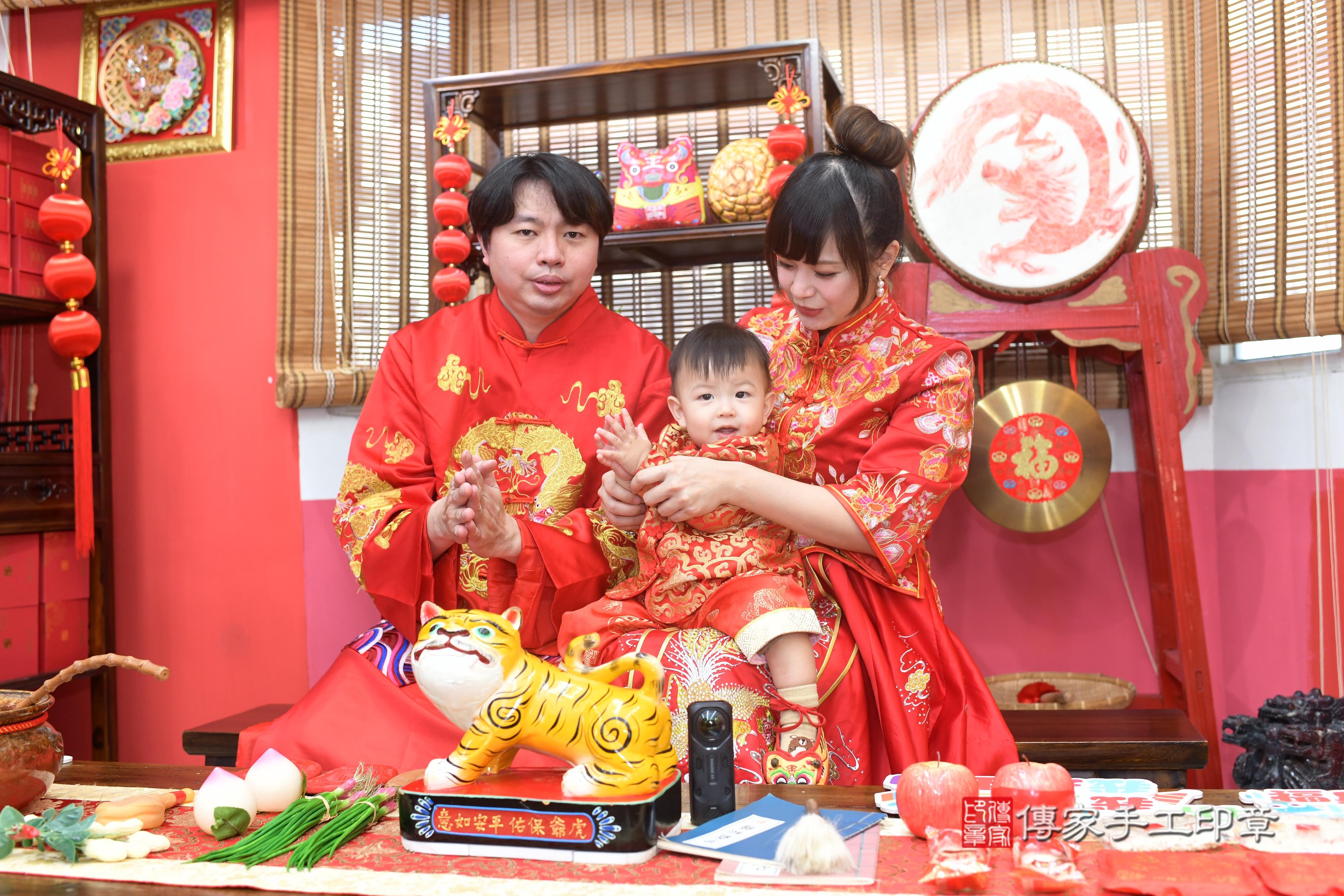 傳家手工印章高雄店、抓周、度脺、中國風會場、傳家嬰兒古禮、吉祥話、抓周道具物品24種、拍照。抓周證書。寶寶抓周、滿周歲、生日快樂、祝福