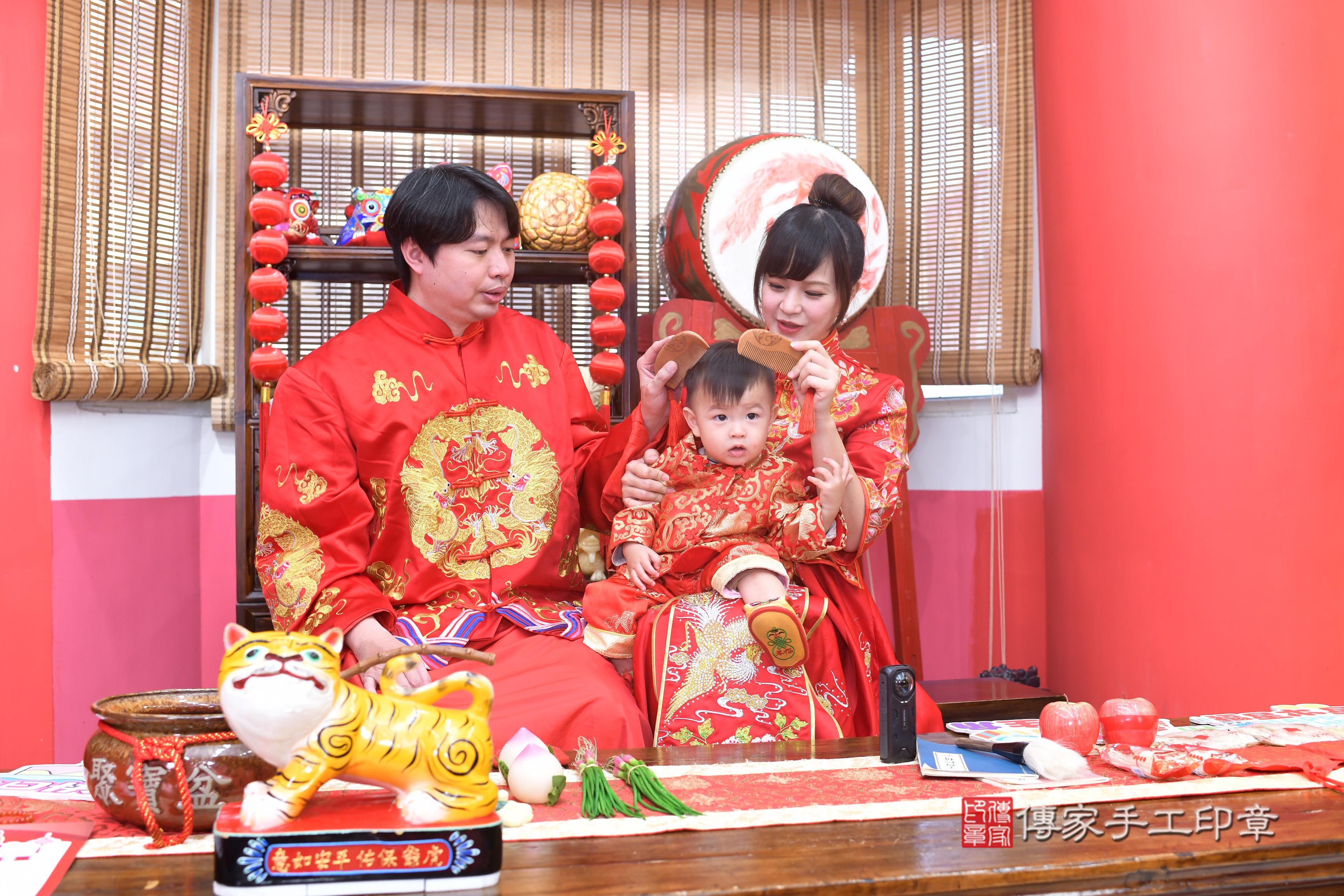 傳家手工印章高雄店、抓周、度脺、中國風會場、傳家嬰兒古禮、吉祥話、抓周道具物品24種、拍照。抓周證書。寶寶抓周、滿周歲、生日快樂、祝福