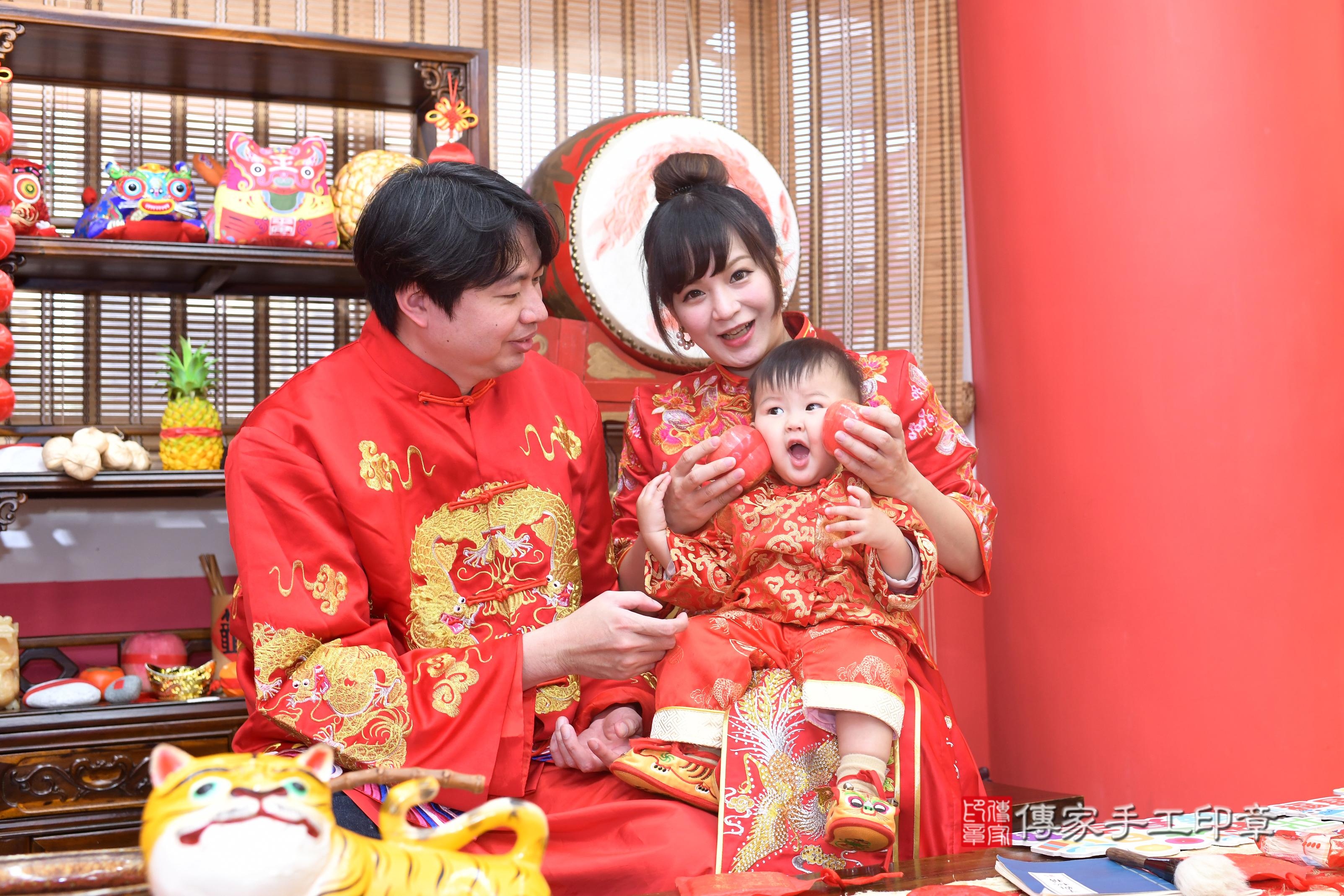 傳家手工印章高雄店、抓周、度脺、中國風會場、傳家嬰兒古禮、吉祥話、抓周道具物品24種、拍照。抓周證書。寶寶抓周、滿周歲、生日快樂、祝福