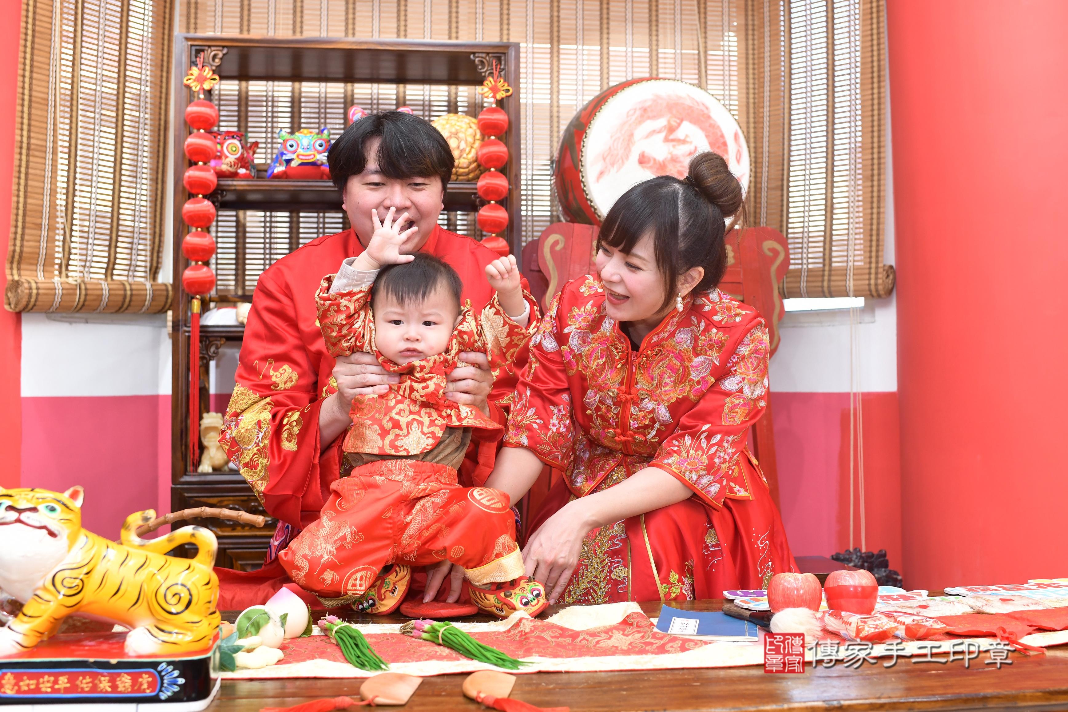 傳家手工印章高雄店、抓周、度脺、中國風會場、傳家嬰兒古禮、吉祥話、抓周道具物品24種、拍照。抓周證書。寶寶抓周、滿周歲、生日快樂、祝福