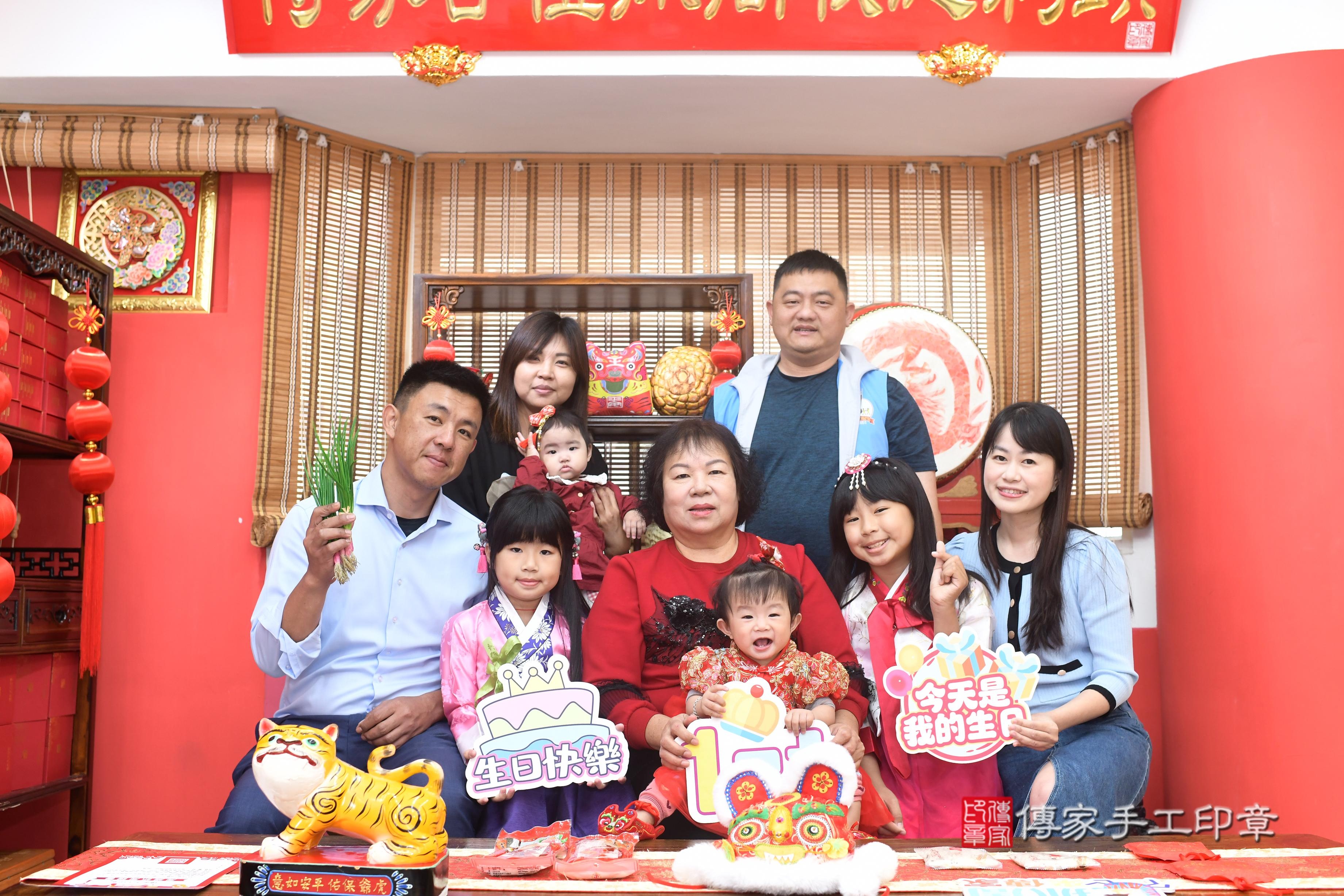 傳家手工印章高雄店、抓周、度脺、中國風會場、傳家嬰兒古禮、吉祥話、抓周道具物品24種、拍照。抓周證書。寶寶抓周、滿周歲、生日快樂、祝福