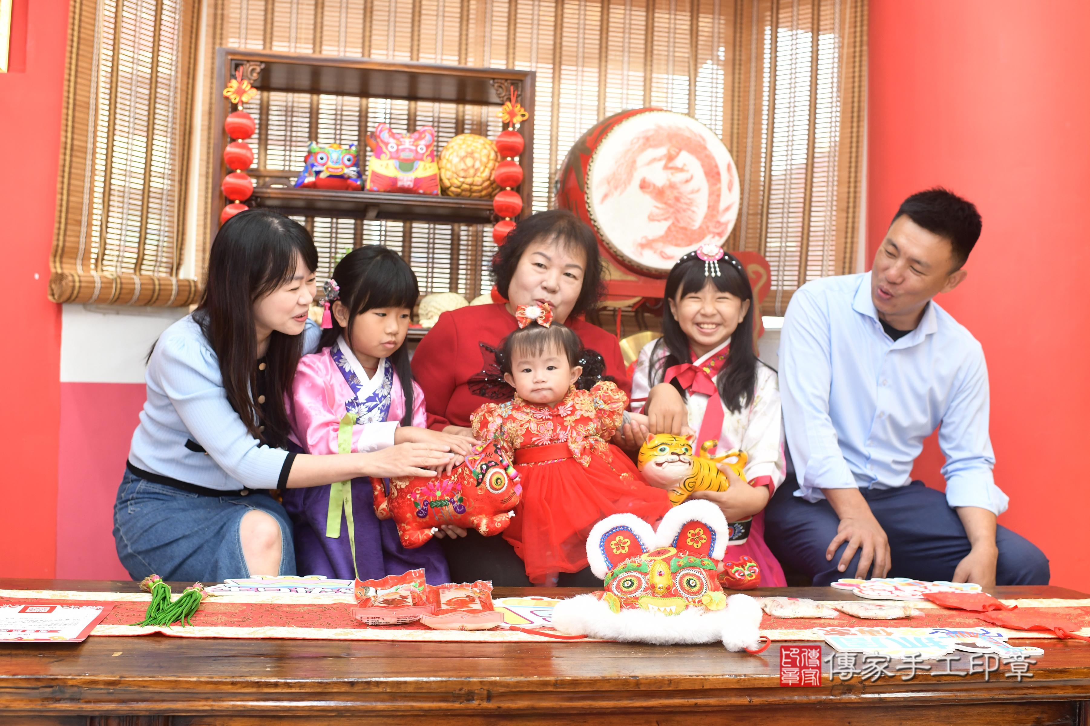 傳家手工印章高雄店、抓周、度脺、中國風會場、傳家嬰兒古禮、吉祥話、抓周道具物品24種、拍照。抓周證書。寶寶抓周、滿周歲、生日快樂、祝福