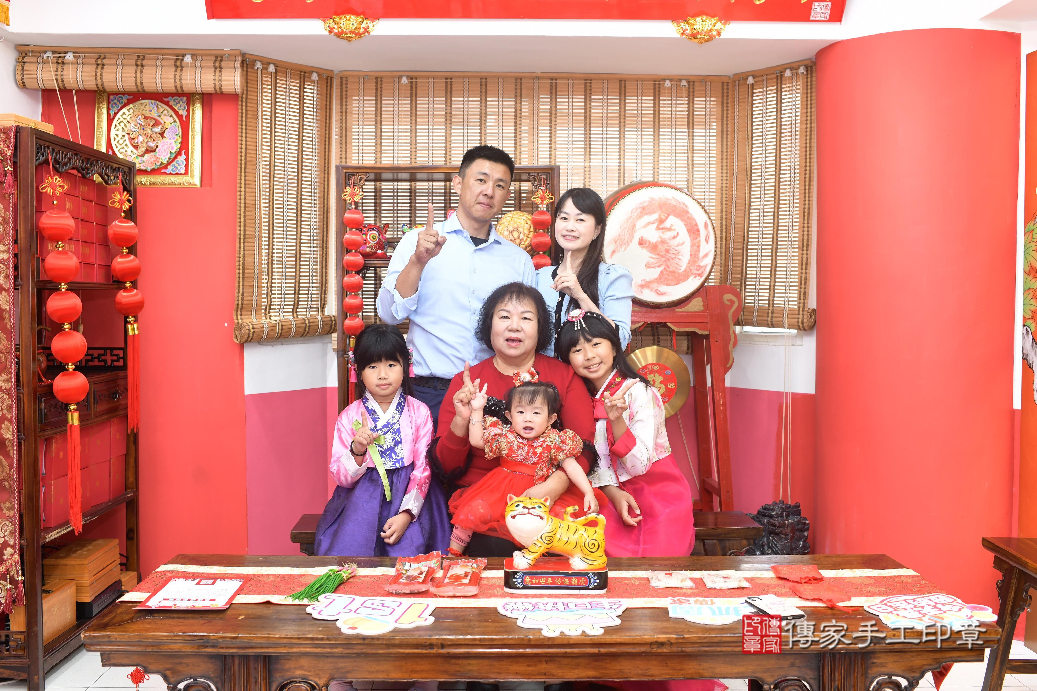 傳家手工印章高雄店、抓周、度脺、中國風會場、傳家嬰兒古禮、吉祥話、抓周道具物品24種、拍照。抓周證書。寶寶抓周、滿周歲、生日快樂、祝福