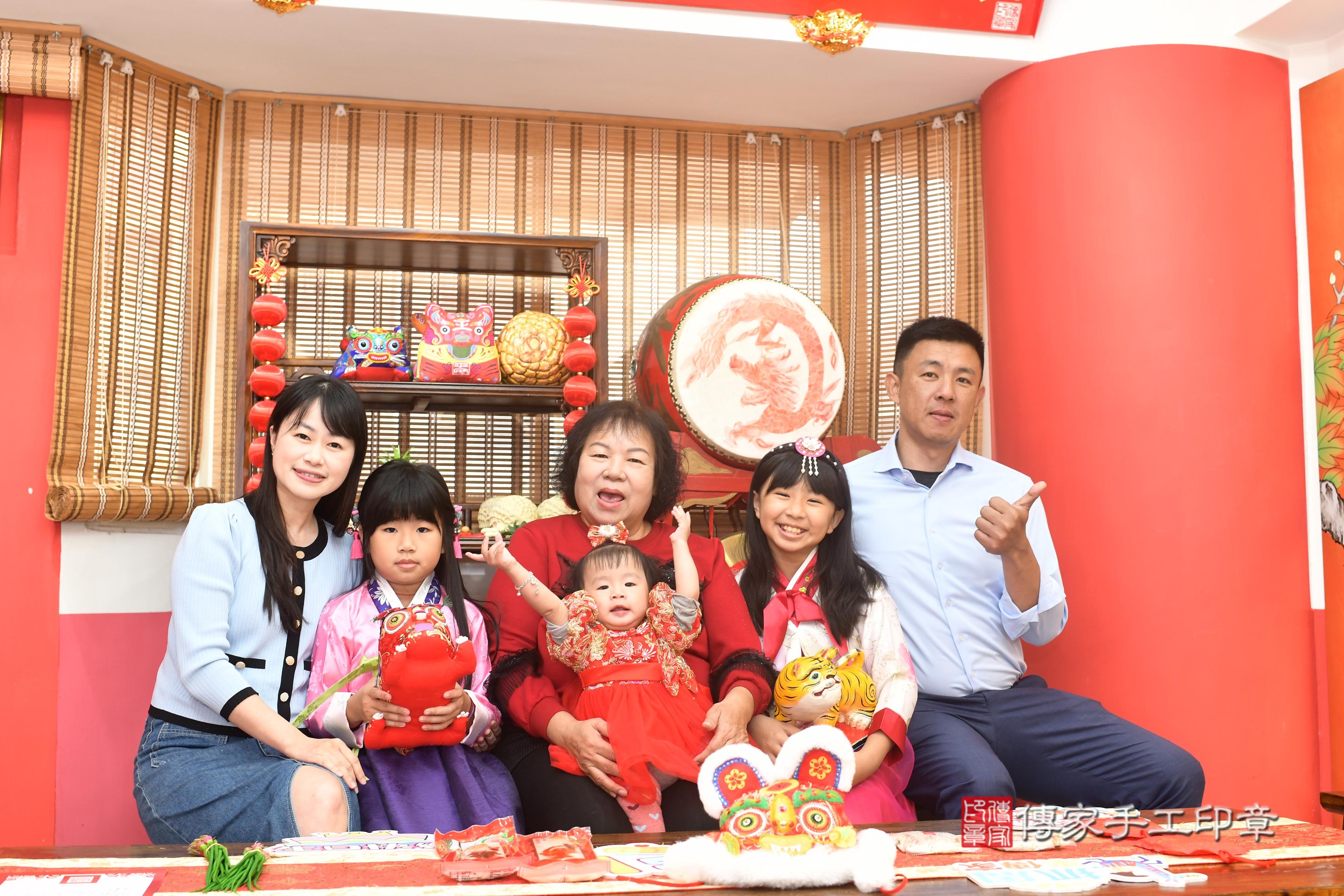 傳家手工印章高雄店、抓周、度脺、中國風會場、傳家嬰兒古禮、吉祥話、抓周道具物品24種、拍照。抓周證書。寶寶抓周、滿周歲、生日快樂、祝福