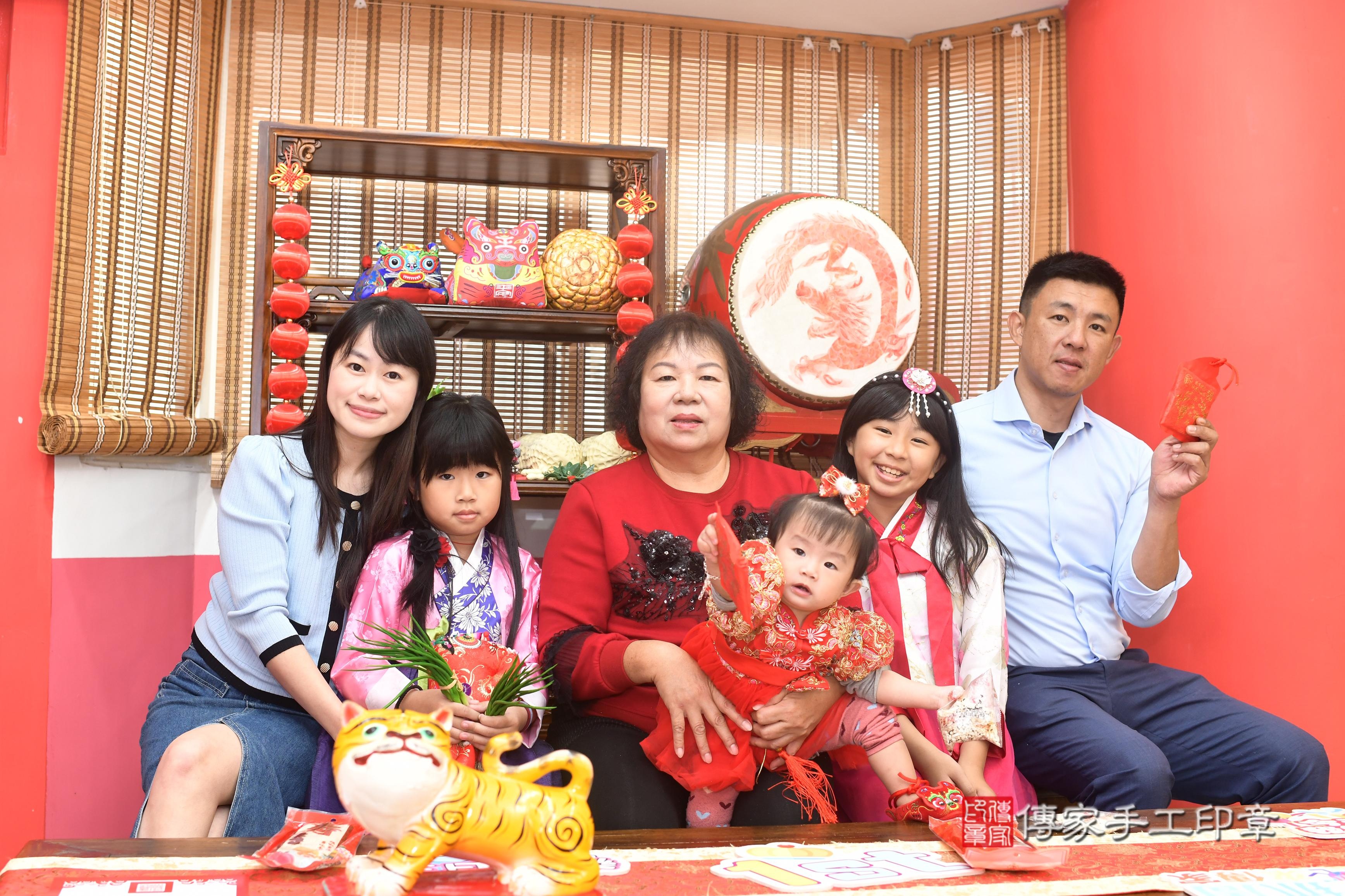 傳家手工印章高雄店、抓周、度脺、中國風會場、傳家嬰兒古禮、吉祥話、抓周道具物品24種、拍照。抓周證書。寶寶抓周、滿周歲、生日快樂、祝福