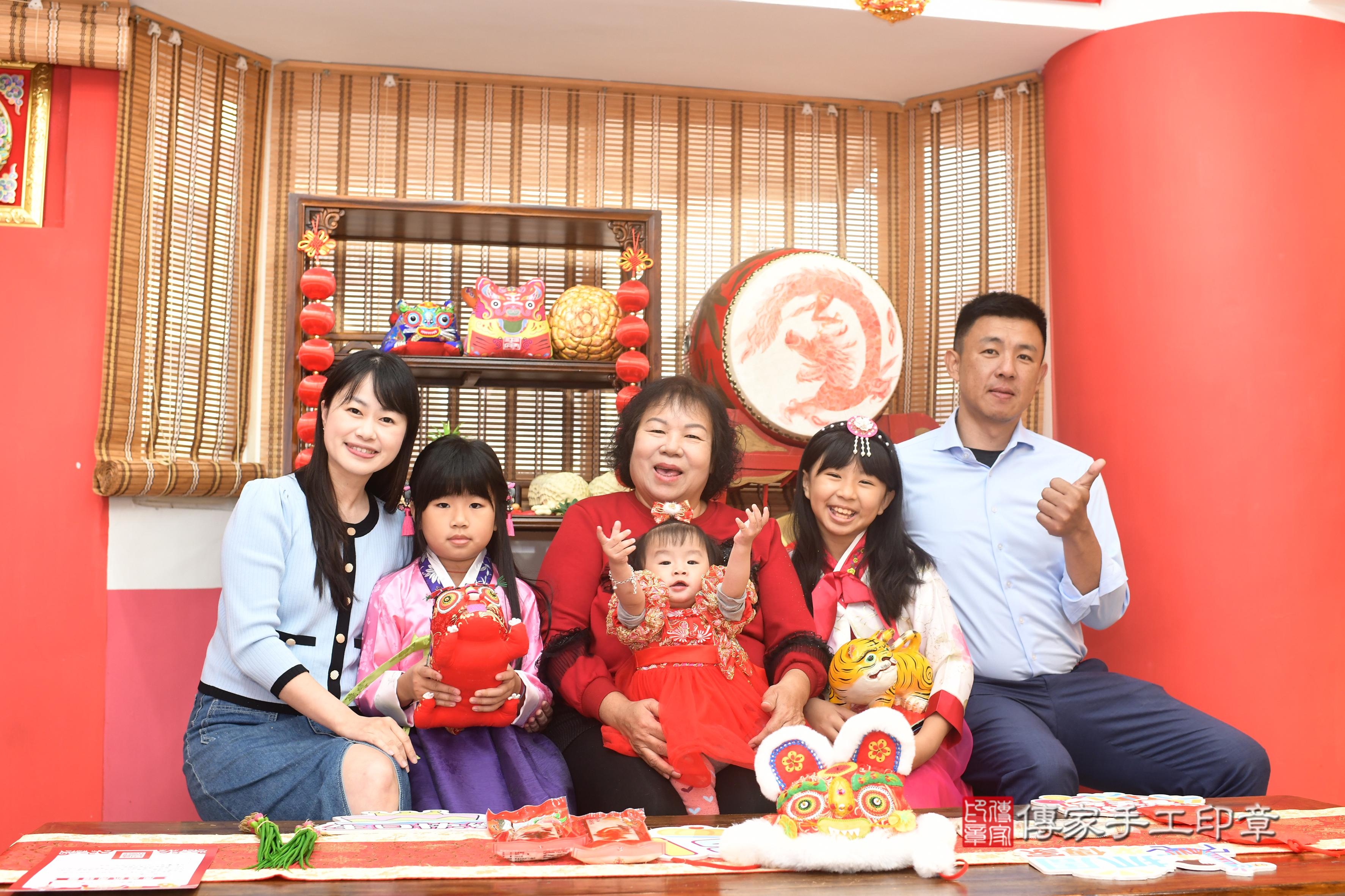 傳家手工印章高雄店、抓周、度脺、中國風會場、傳家嬰兒古禮、吉祥話、抓周道具物品24種、拍照。抓周證書。寶寶抓周、滿周歲、生日快樂、祝福
