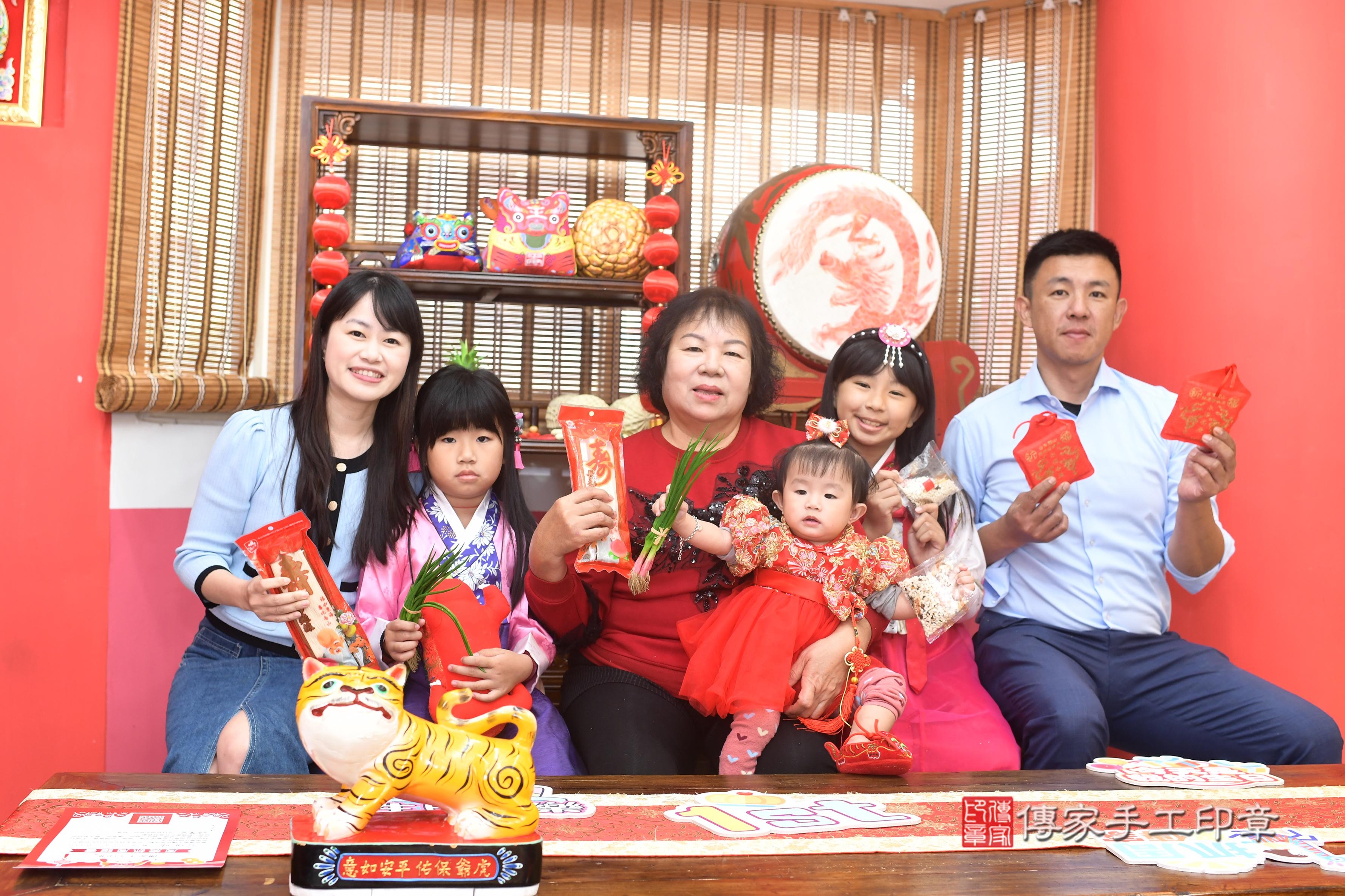 傳家手工印章高雄店、抓周、度脺、中國風會場、傳家嬰兒古禮、吉祥話、抓周道具物品24種、拍照。抓周證書。寶寶抓周、滿周歲、生日快樂、祝福