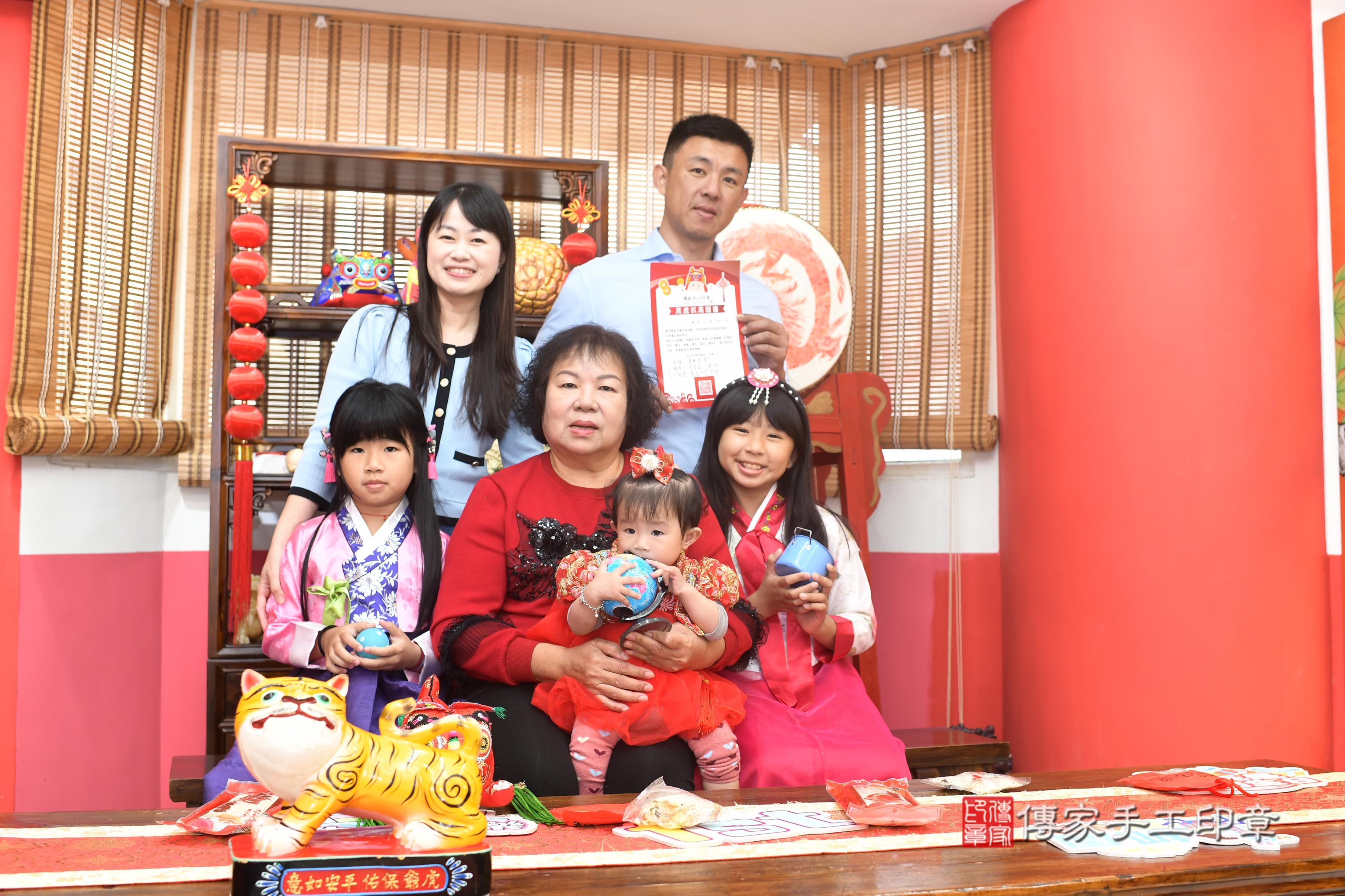 傳家手工印章高雄店、抓周、度脺、中國風會場、傳家嬰兒古禮、吉祥話、抓周道具物品24種、拍照。抓周證書。寶寶抓周、滿周歲、生日快樂、祝福